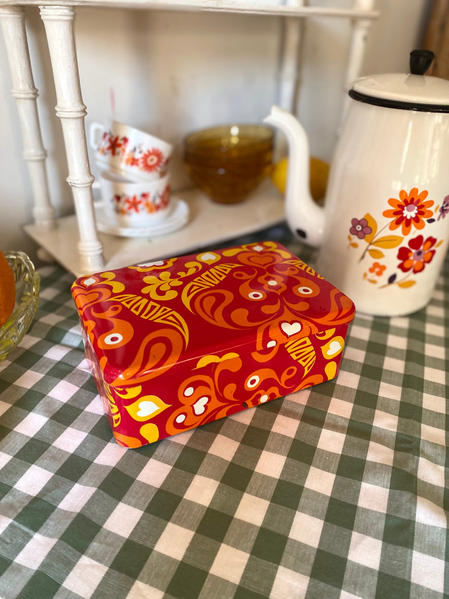 Duo de tasses Arcopal vintage + boîte en métal à motifs rétro