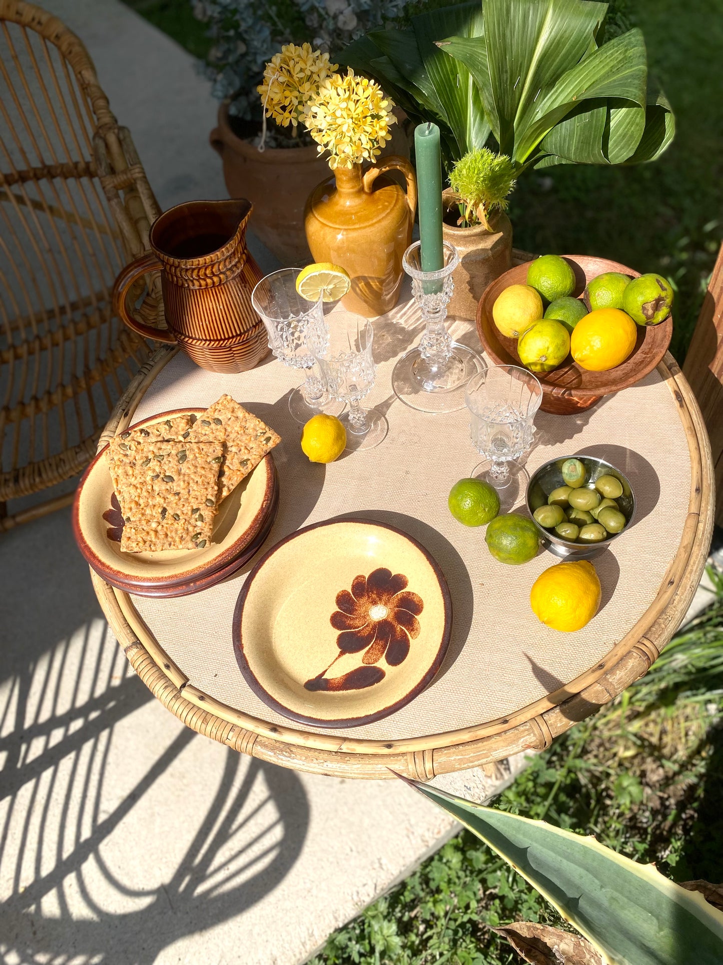 Petites assiettes en grès ancien