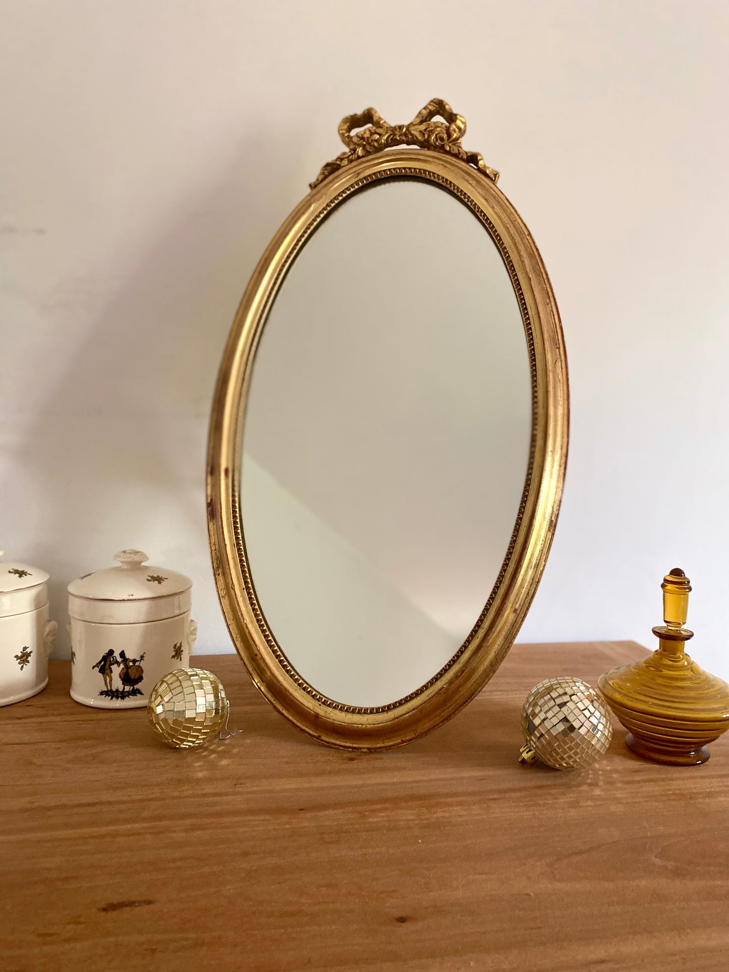 Miroir ovale sur pied du XIXe siècle.