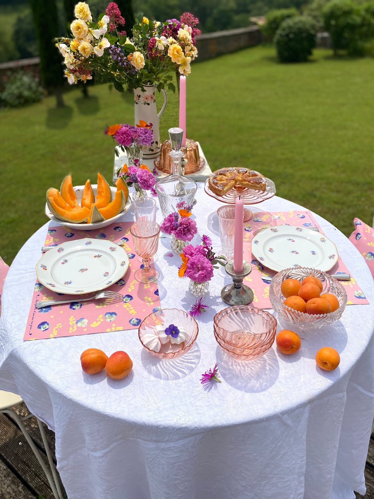 4 verres à pied en rosaline et leurs plateaux