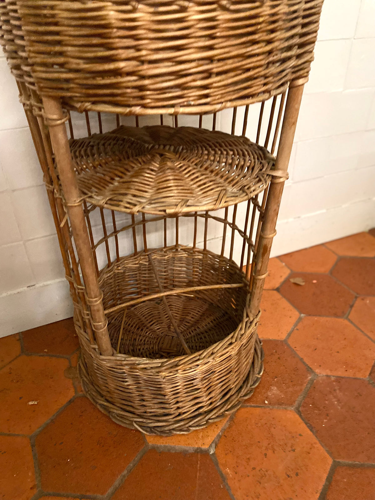 Panier en osier à trois niveaux avec anse haute, vintage