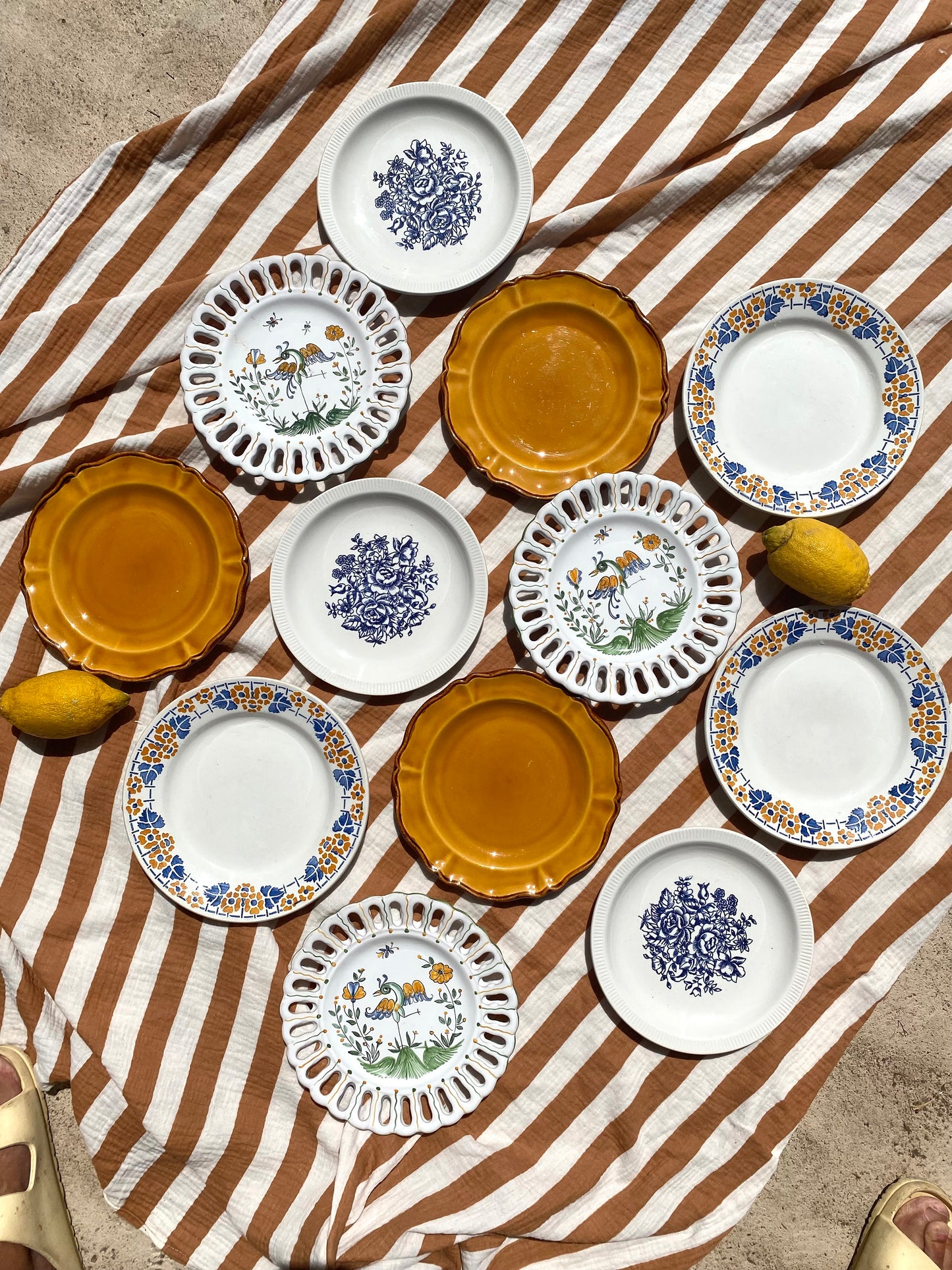 Ensemble de douze assiettes à dessert vintage dépareillées