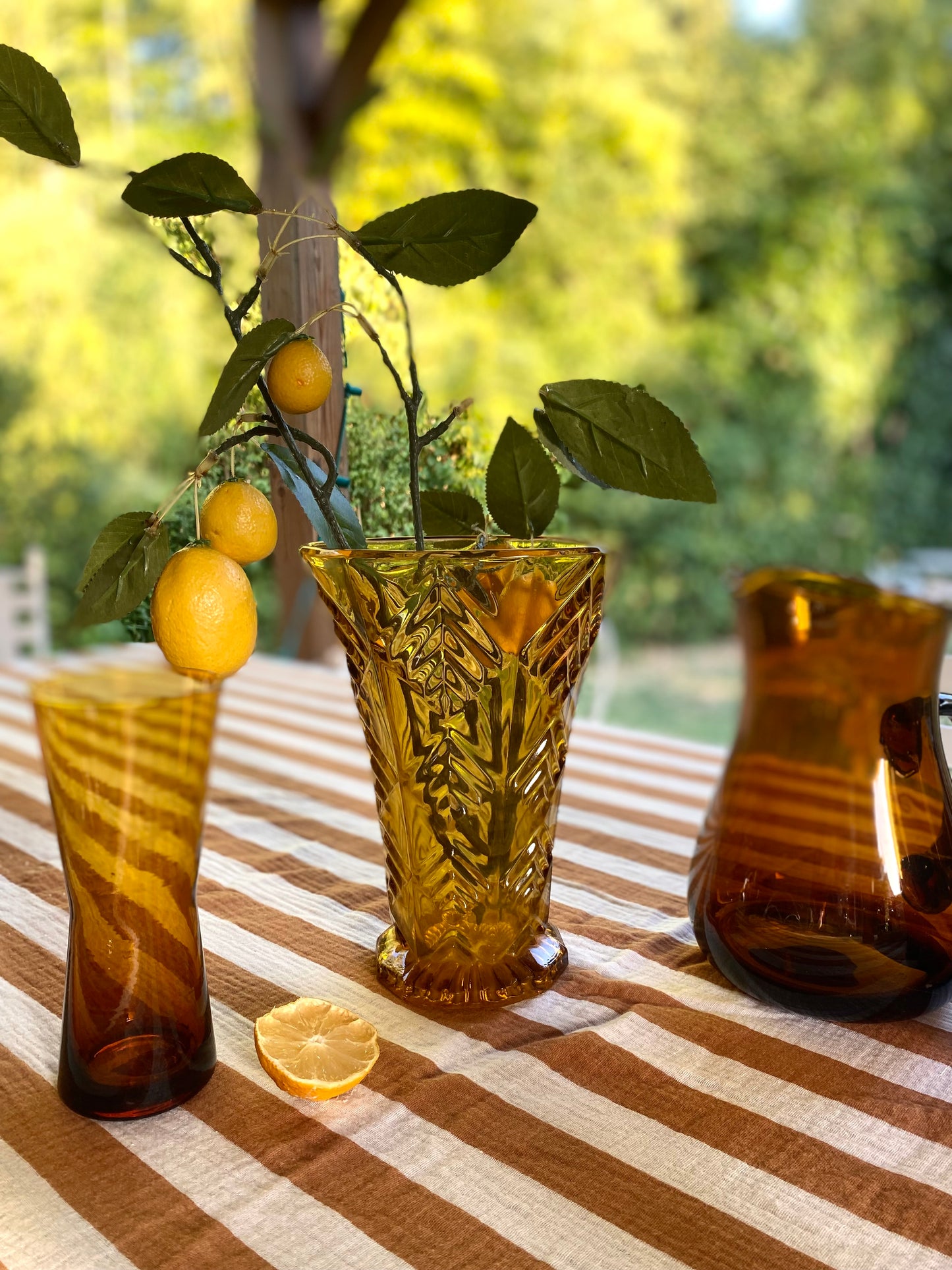 Vase en verre pressé ambré, années 70