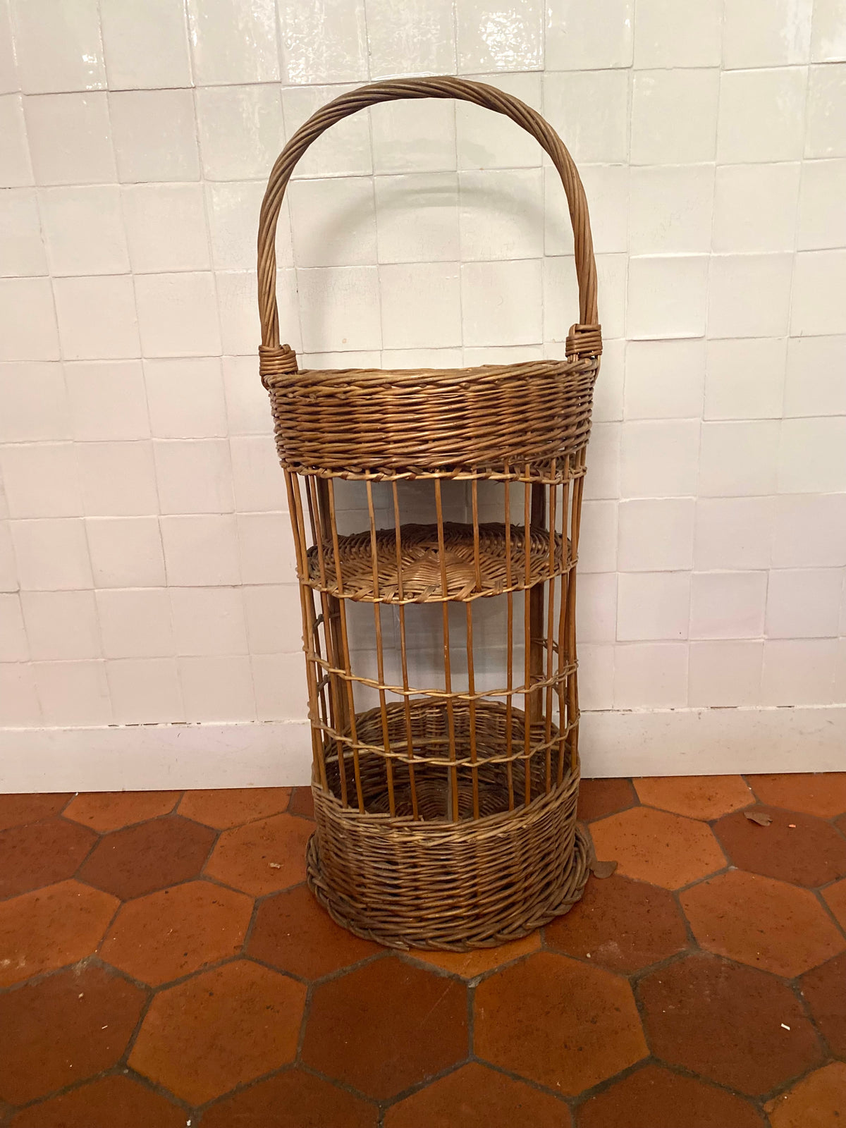 Panier en osier à trois niveaux avec anse haute, vintage