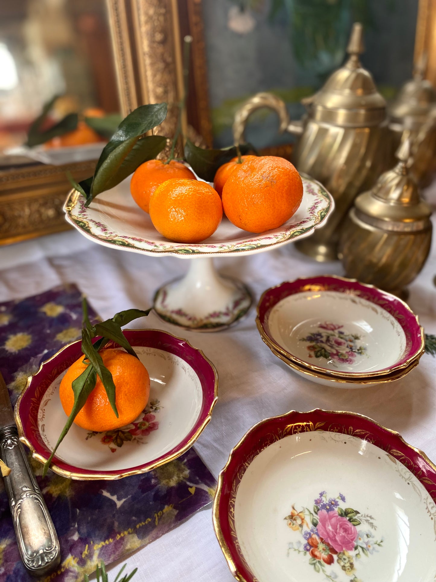 Plat sur pied en faïence ancienne