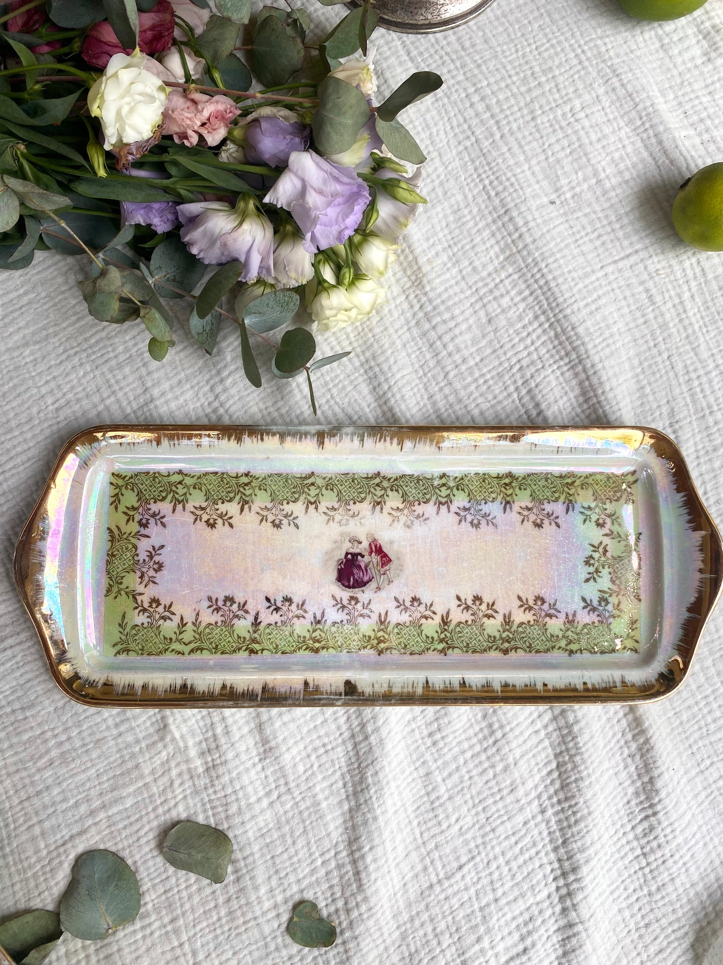 Plat rectangulaire en porcelaine ancienne