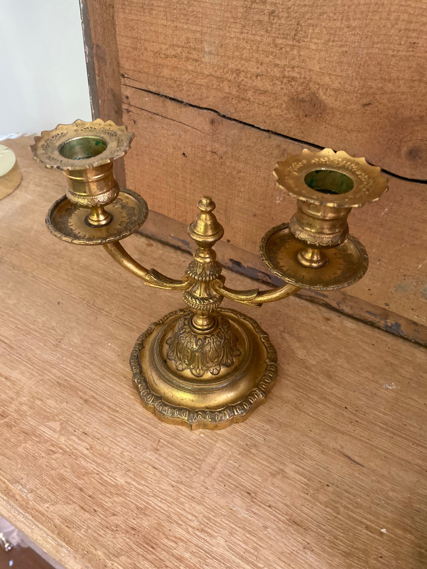 Candélabre deux bras en laiton doré — style Louis XV