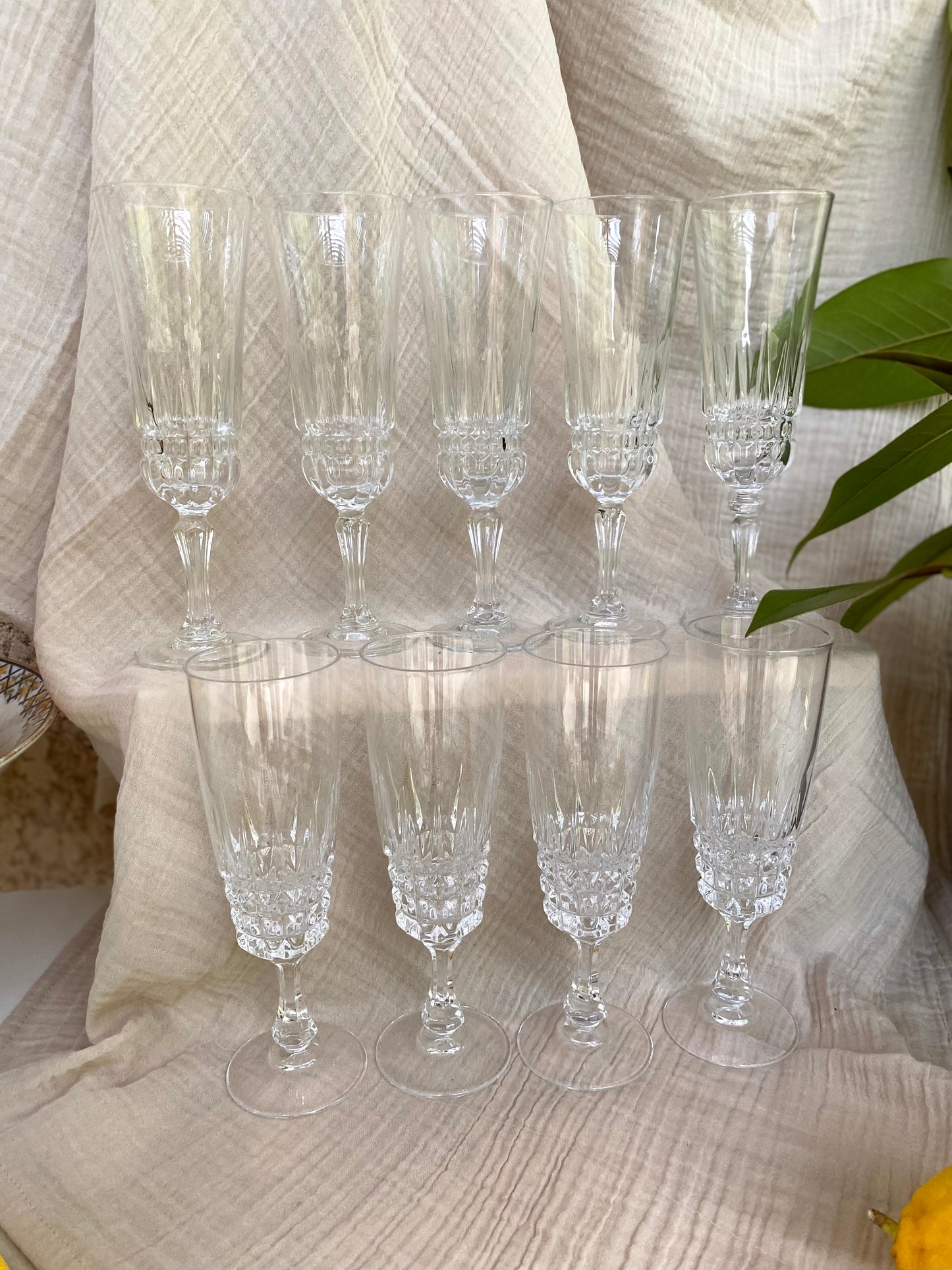 Service de 9 flûtes à champagne dépareillées, verre et cristal taillé