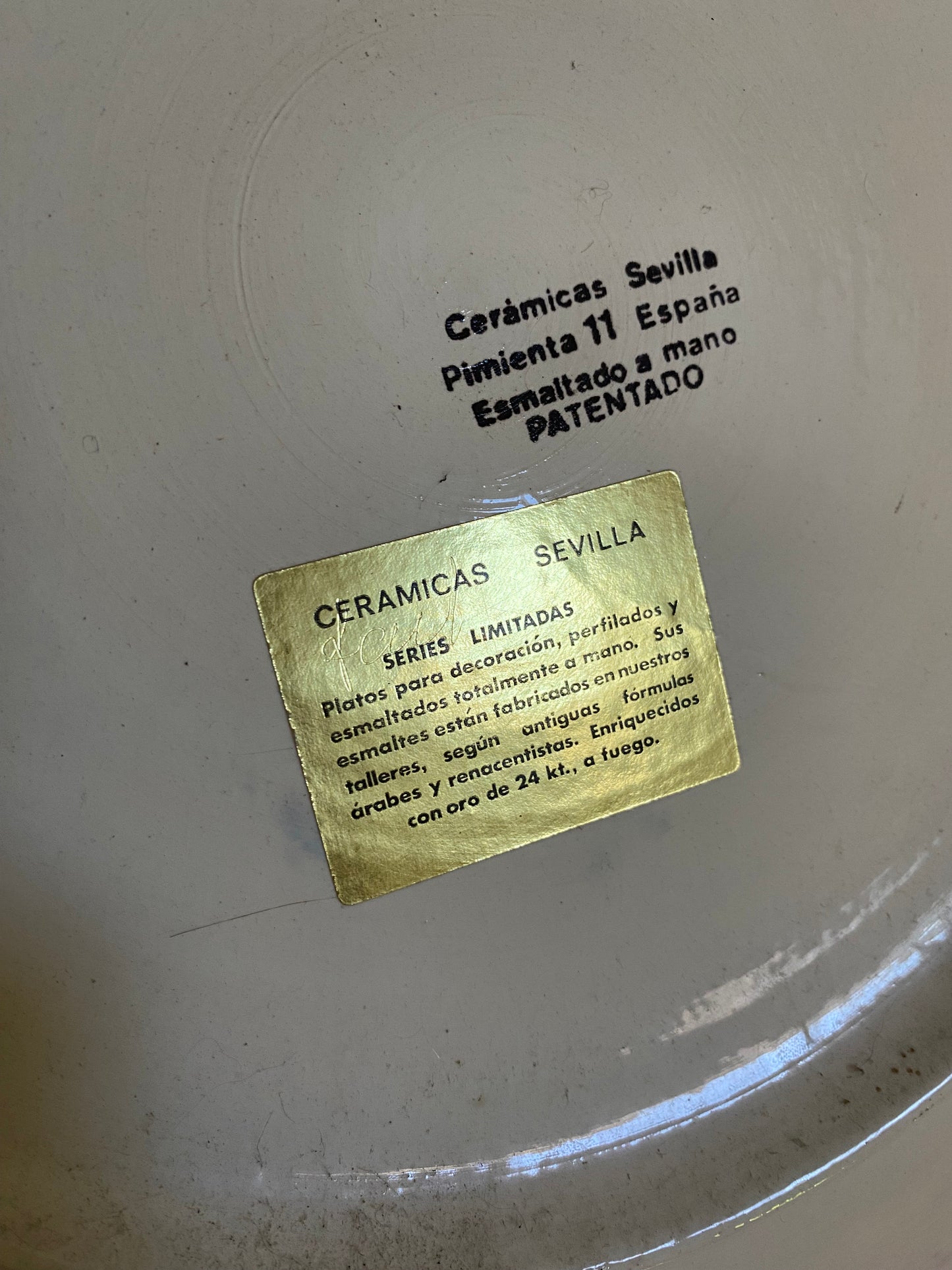 Plat ornemental en céramique ancienne