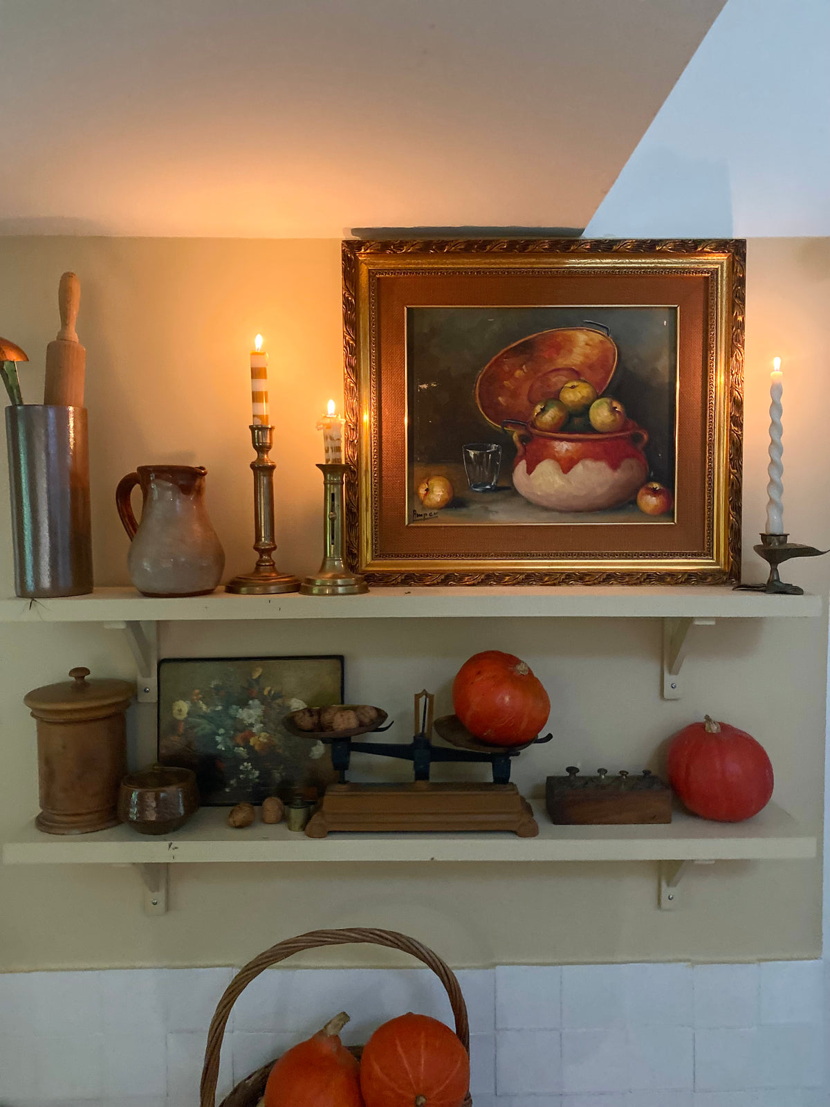 Nature morte aux pommes et chaudron de cuivre, huile sur toile milieu du XXe siècle.