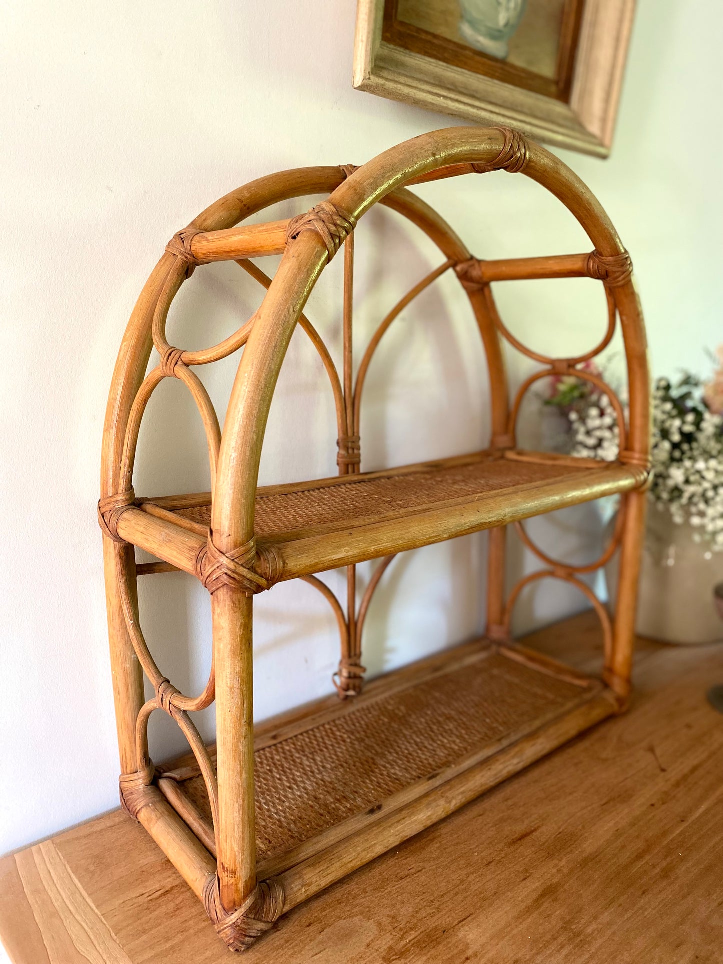 Étagère "Arche" en Rotin & Cannage – Vintage 1970