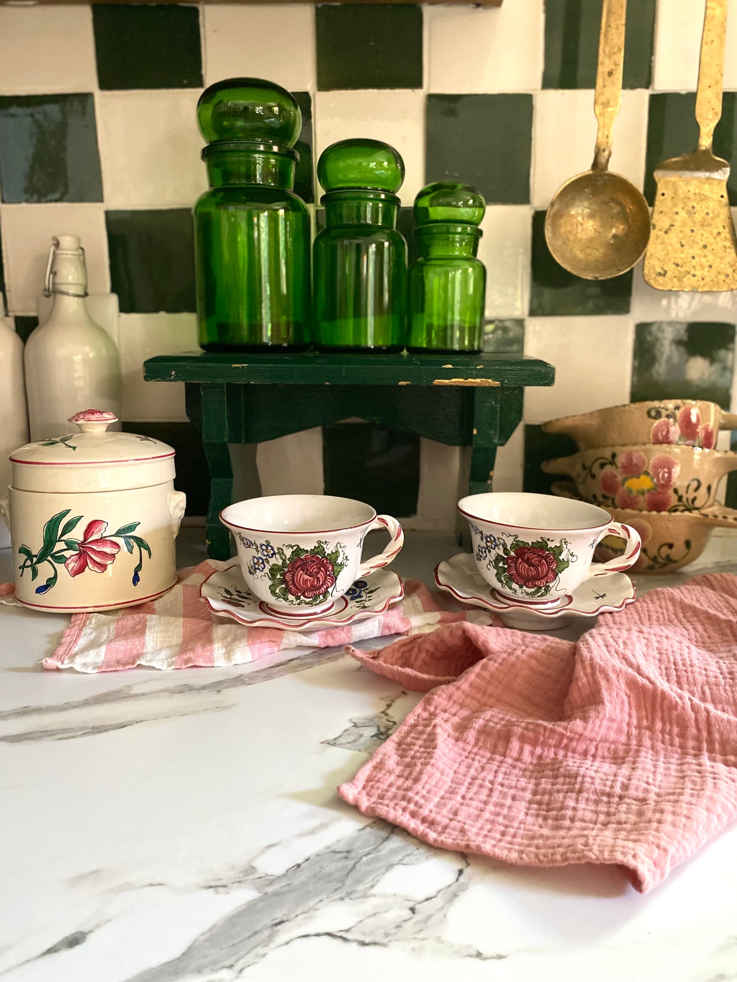 Duo de tasses en faïence ancienne