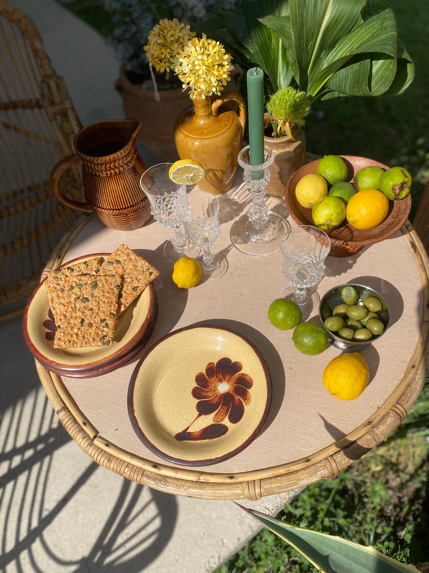 Petites assiettes en grès ancien