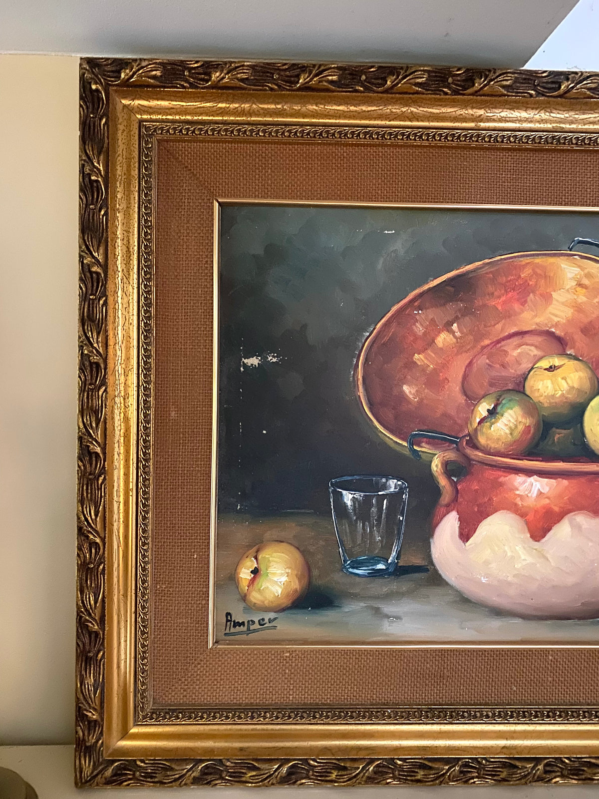 Nature morte aux pommes et chaudron de cuivre, huile sur toile milieu du XXe siècle.