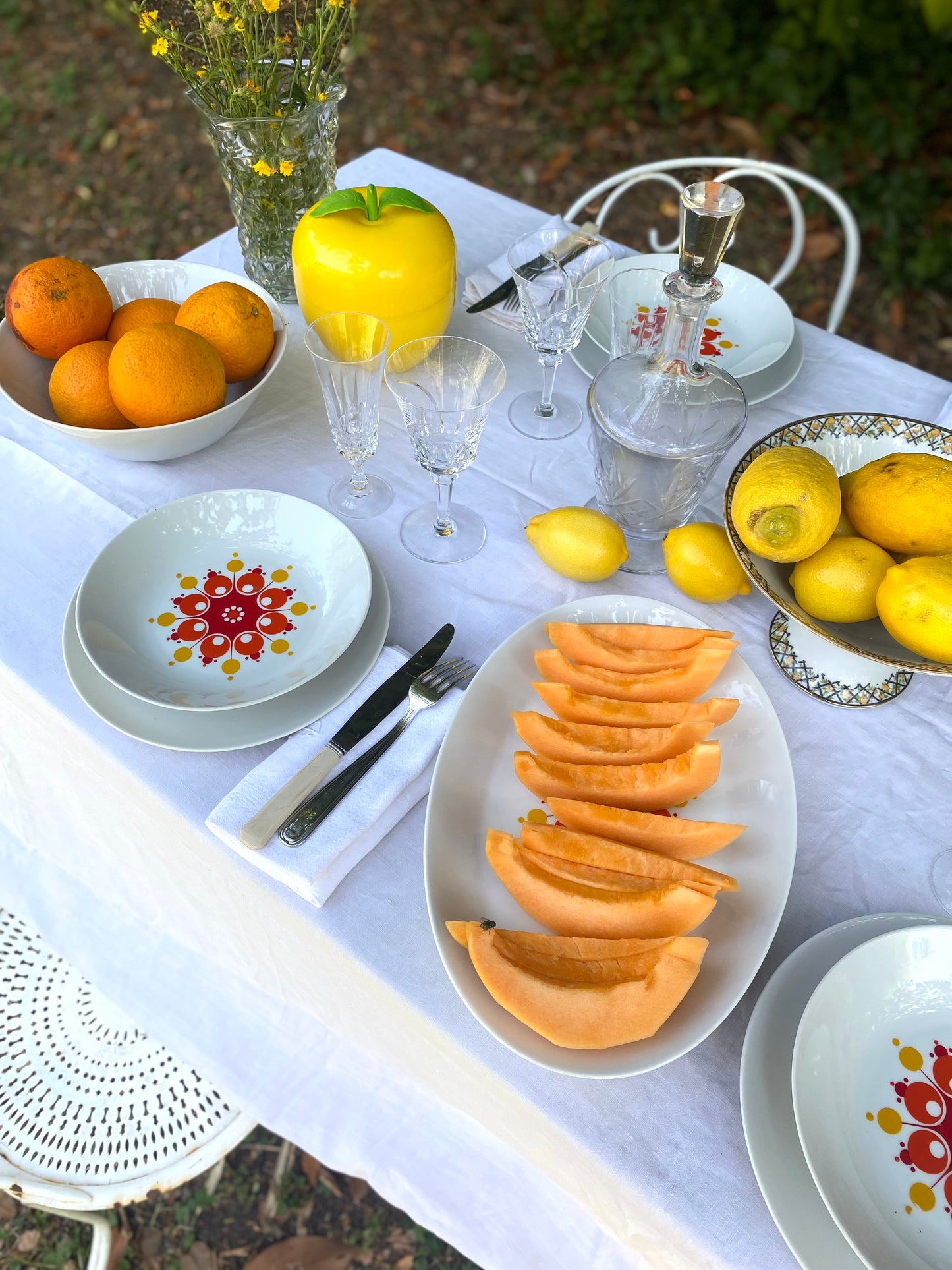 Duo de plats ovales en porcelaine à décor soleil pop — années 70