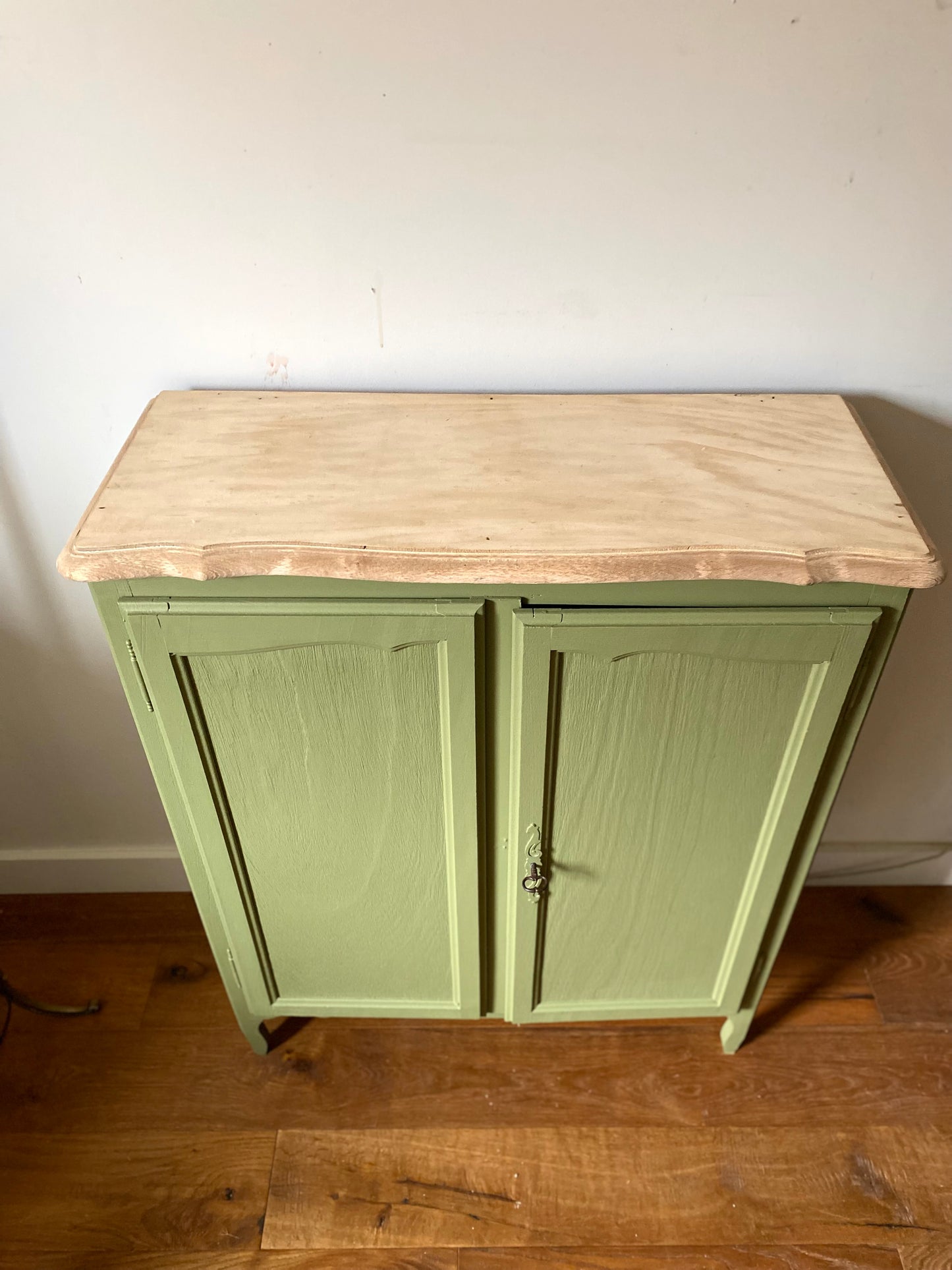 Buffet parisien ancien à chaussures