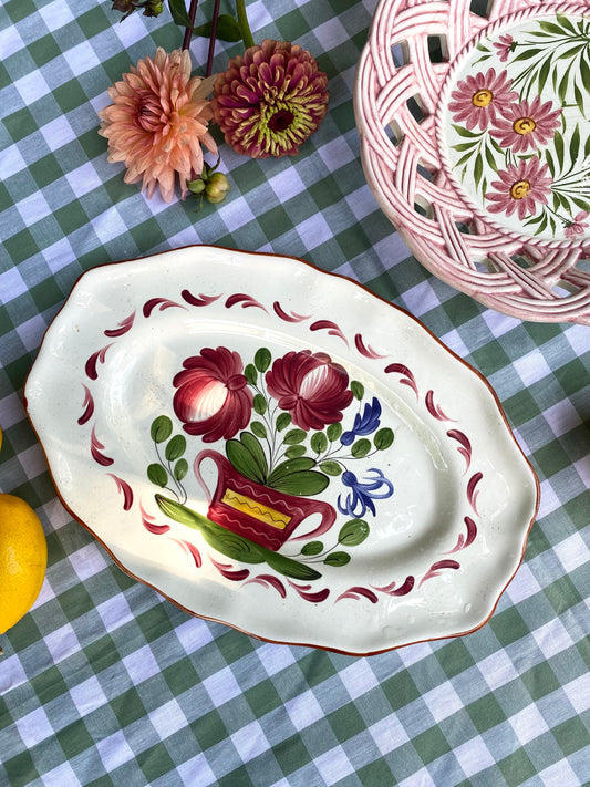 Plat ovale en faïence peinte à la main, motifs floraux