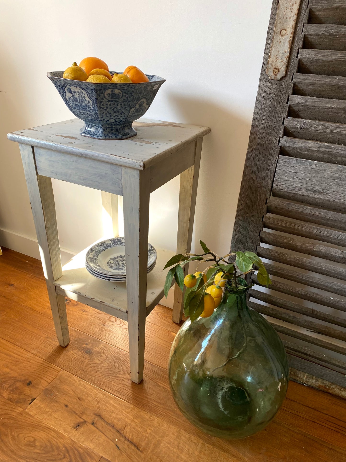 Table d’appoint en bois ancien patiné