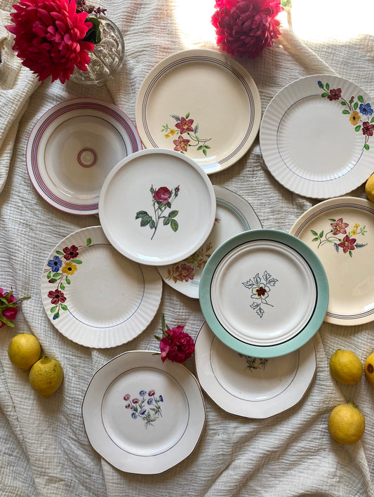 Assiettes à dessert anciennes dépareillées