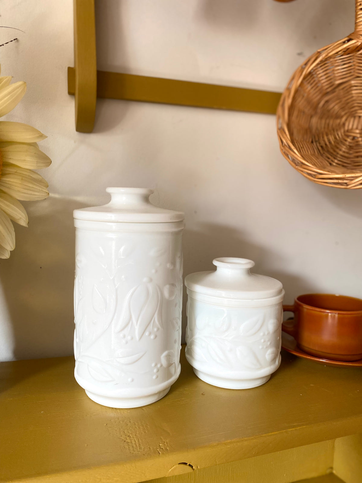 Duo de pots ancien en opaline blanche