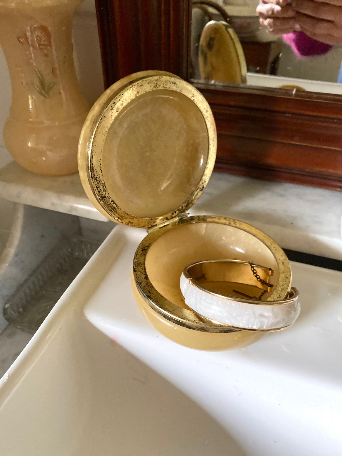 Alice/ Boîte à bijoux en albâtre