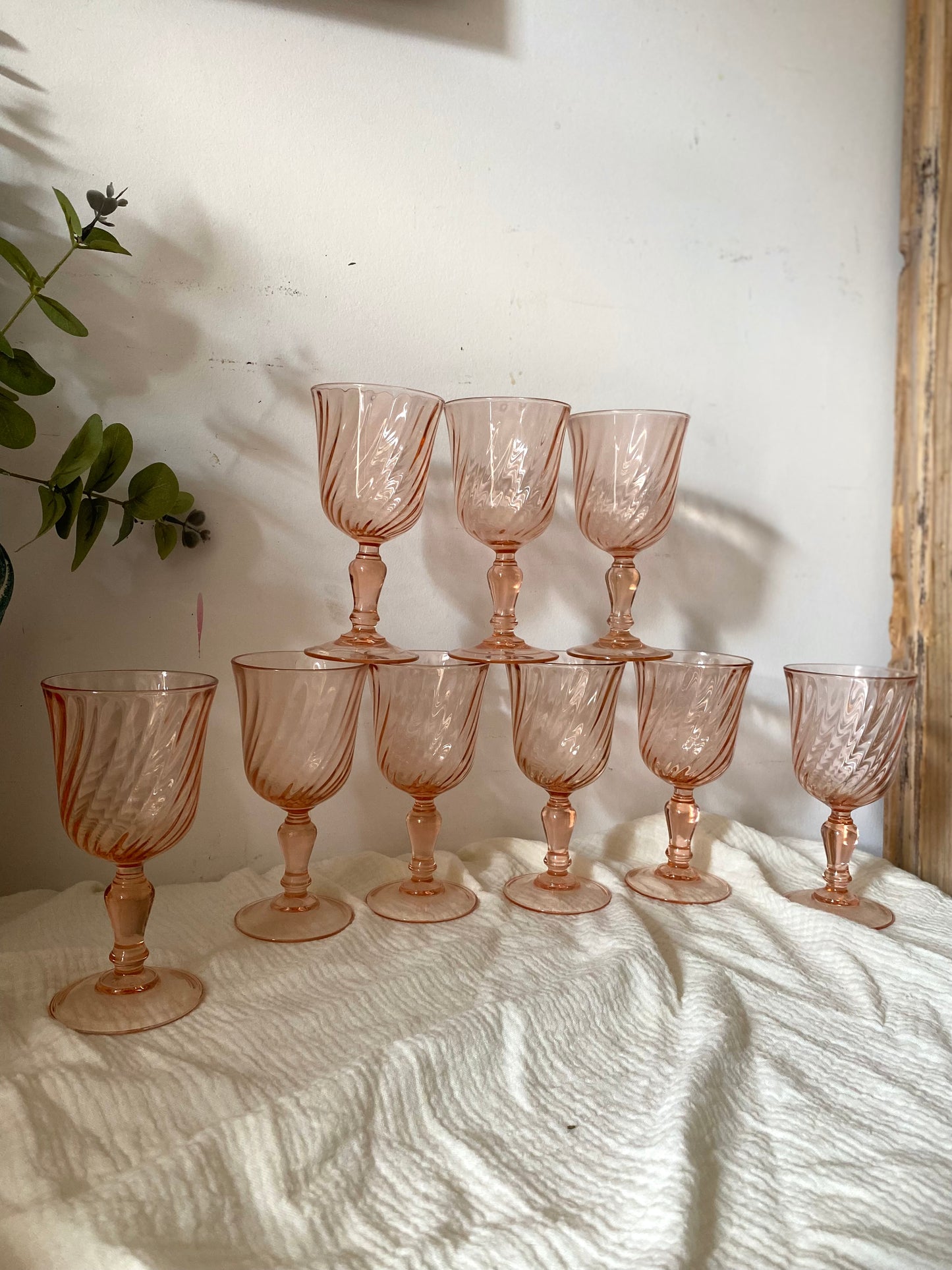 Lot de 9 verres à eau Rosaline en verre rose torsadé, Luminarc vintage
