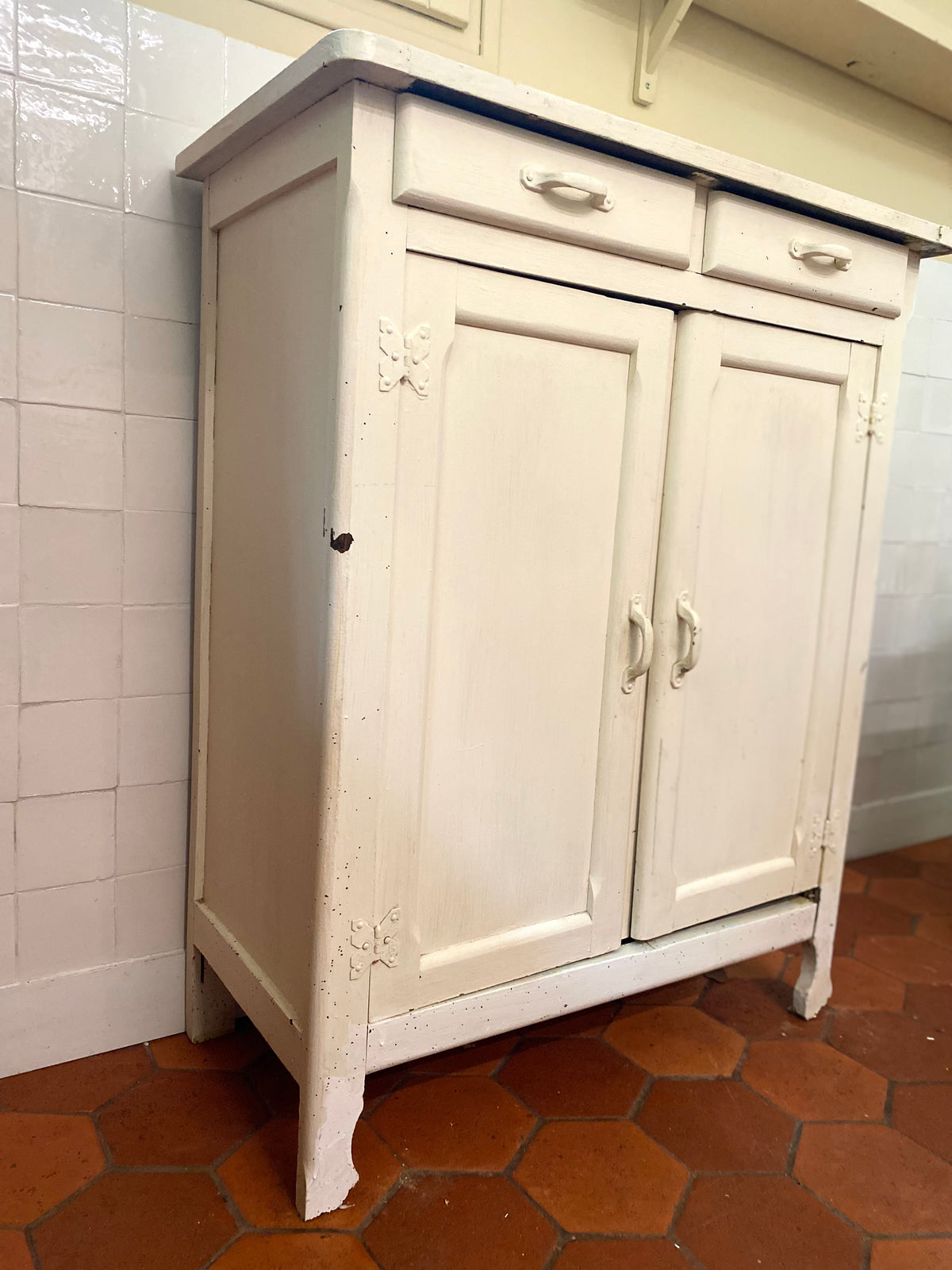 Petit buffet bas crème deux portes et deux tiroirs, début XXe