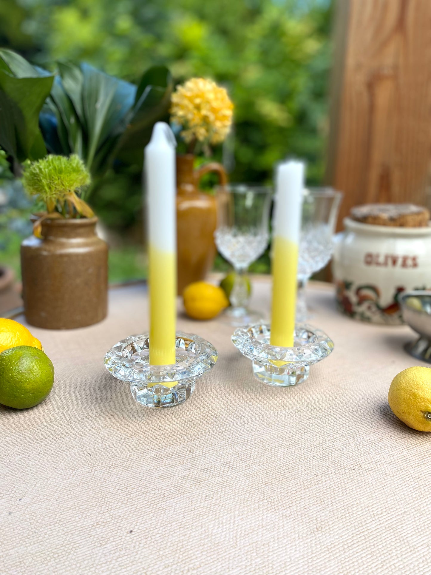 Paire de bougeoirs en verre ancien