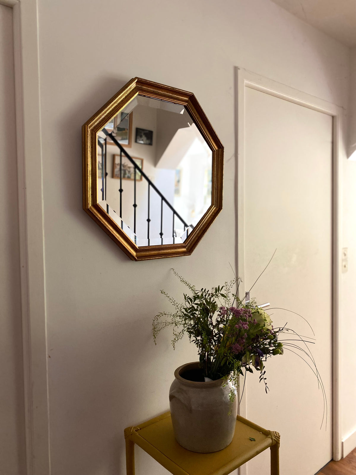 Miroir octogonal en bois doré, verre biseauté, années 70