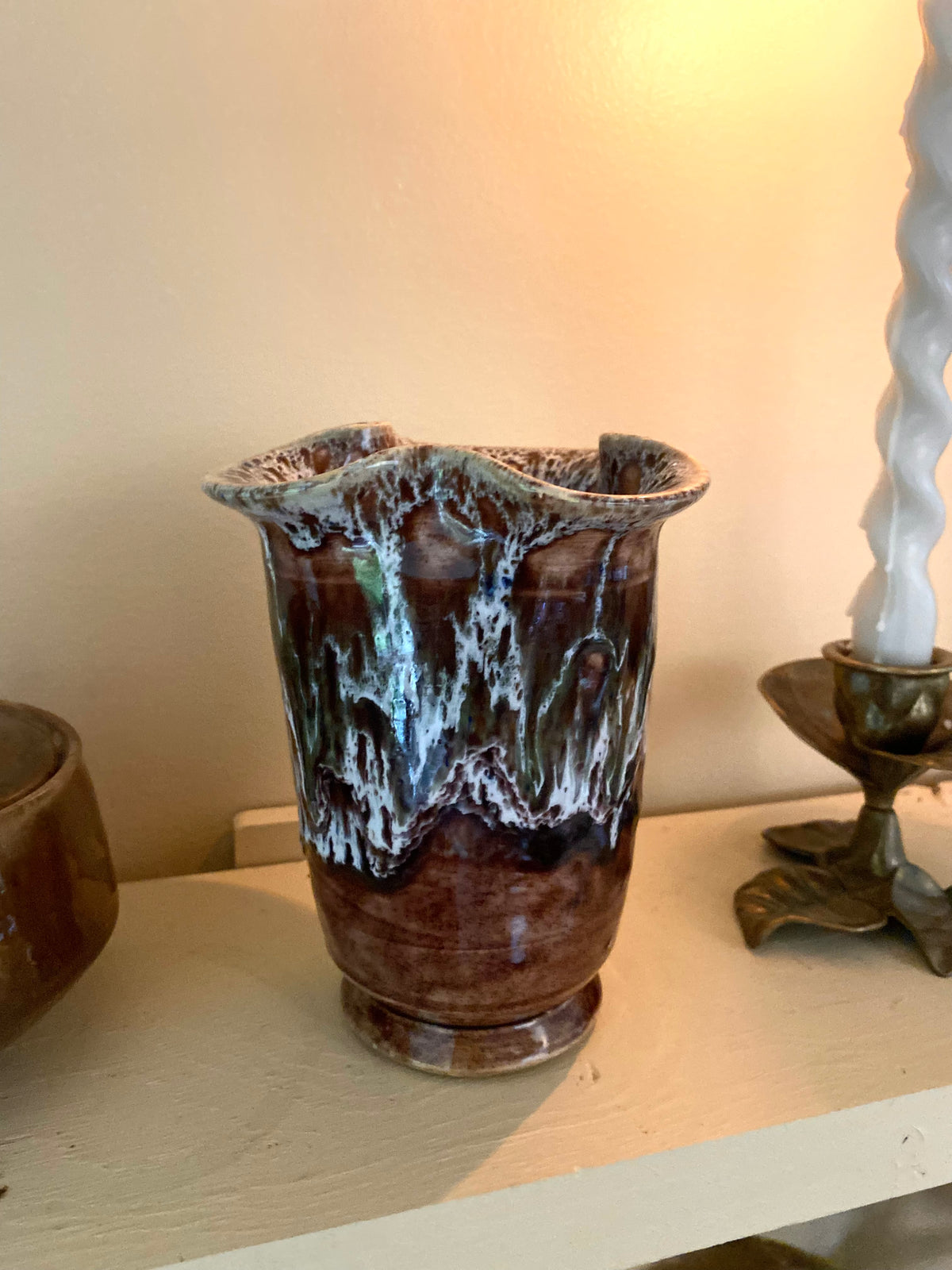 Vase en céramique émaillée à glaçure coulante, bord ondulé, années 60-70