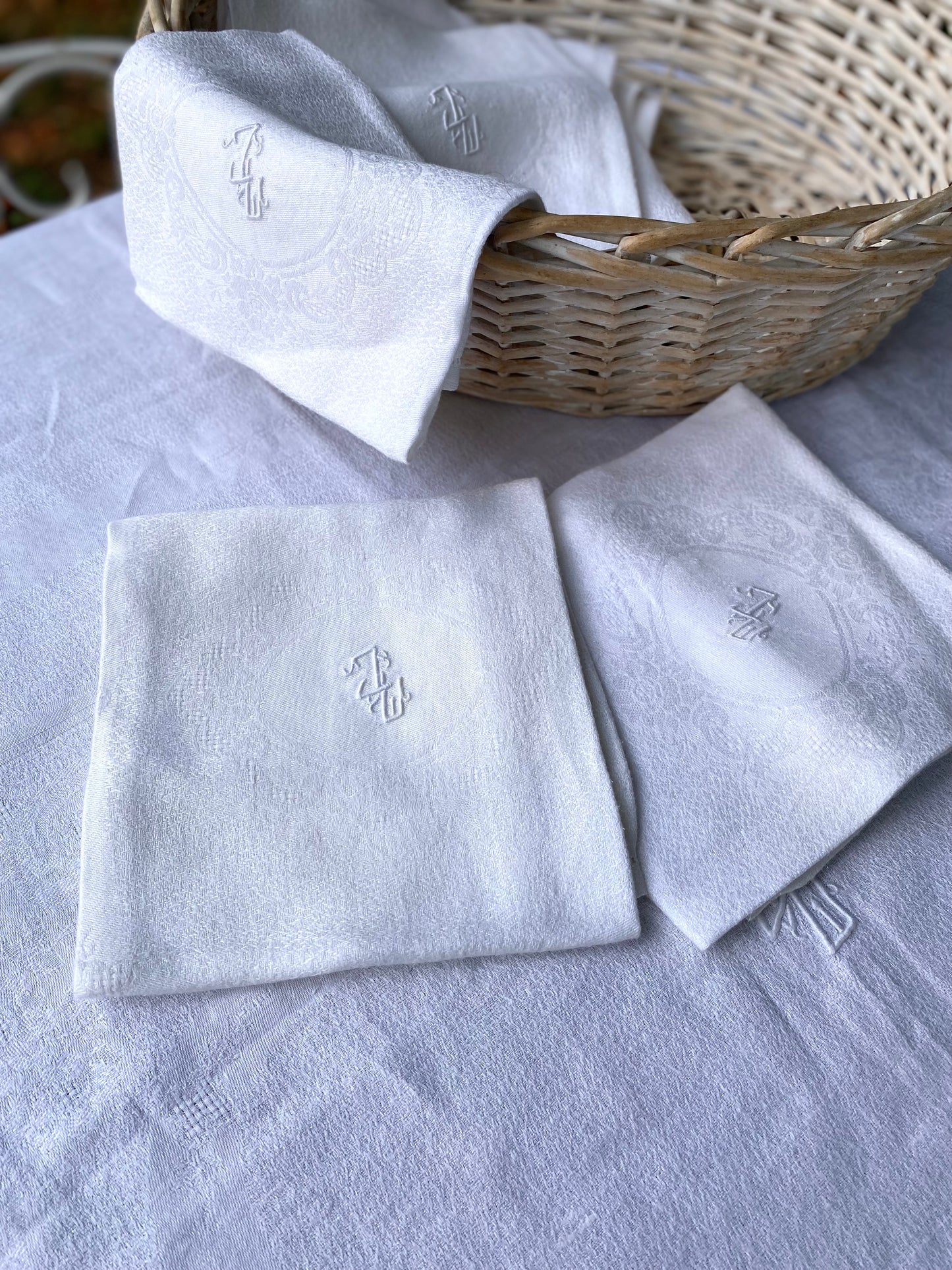 Service de table ancien en damassé blanc monogrammé début XXe siècle. Nappe 200x145 cm et 8 serviettes assorties
