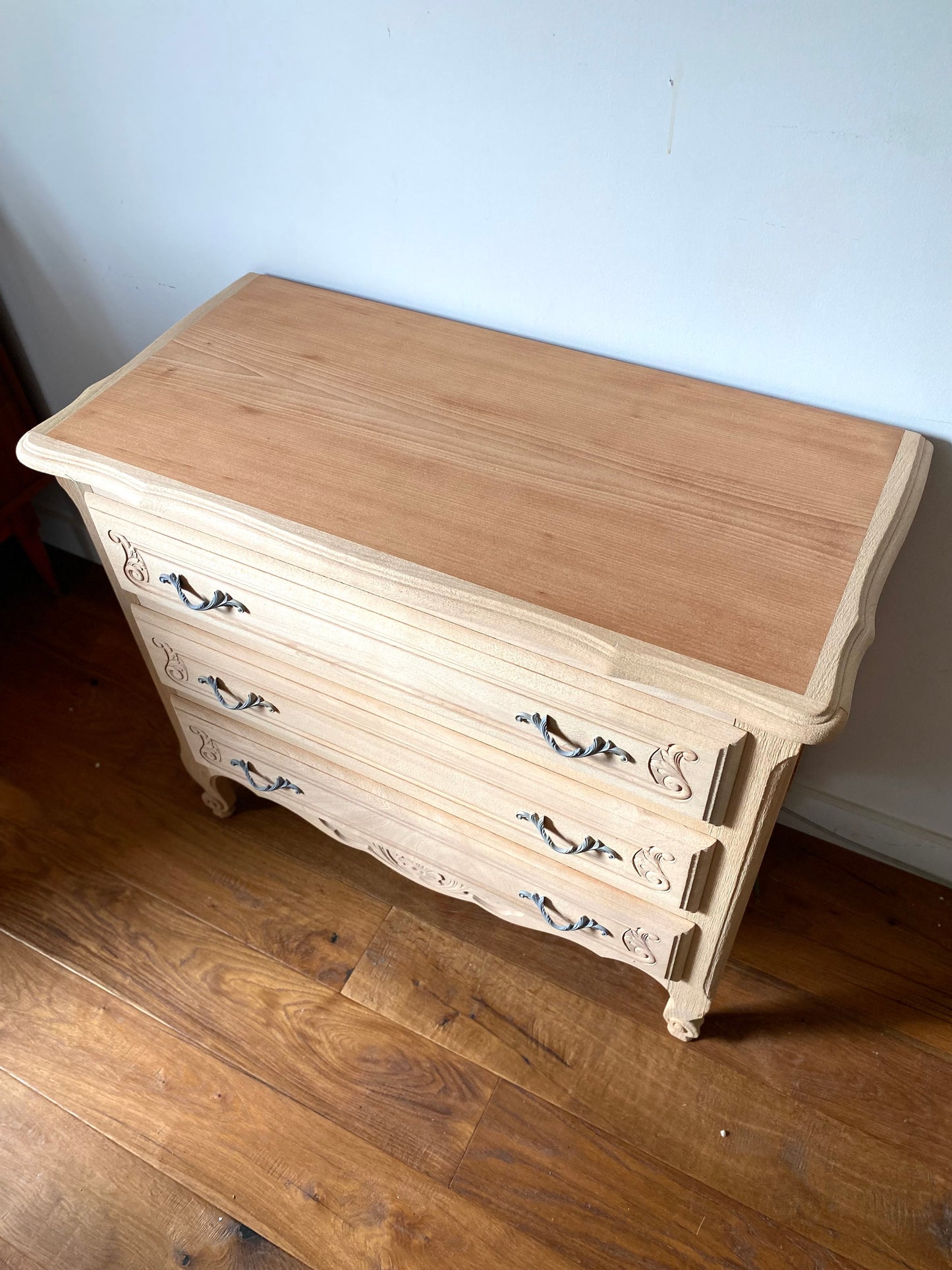 Commode de style à trois tiroirs en bois ancien rénové