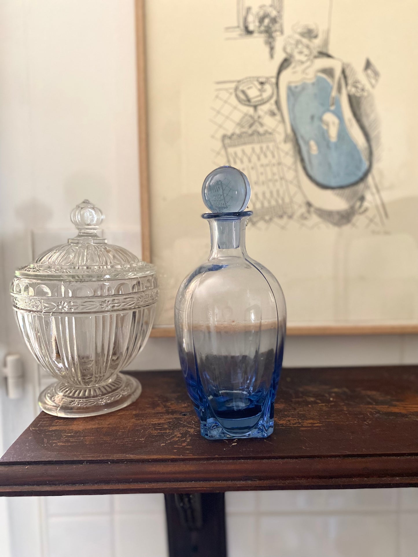 Carafe à liqueur en verre bleu soufflé — bouchon boule