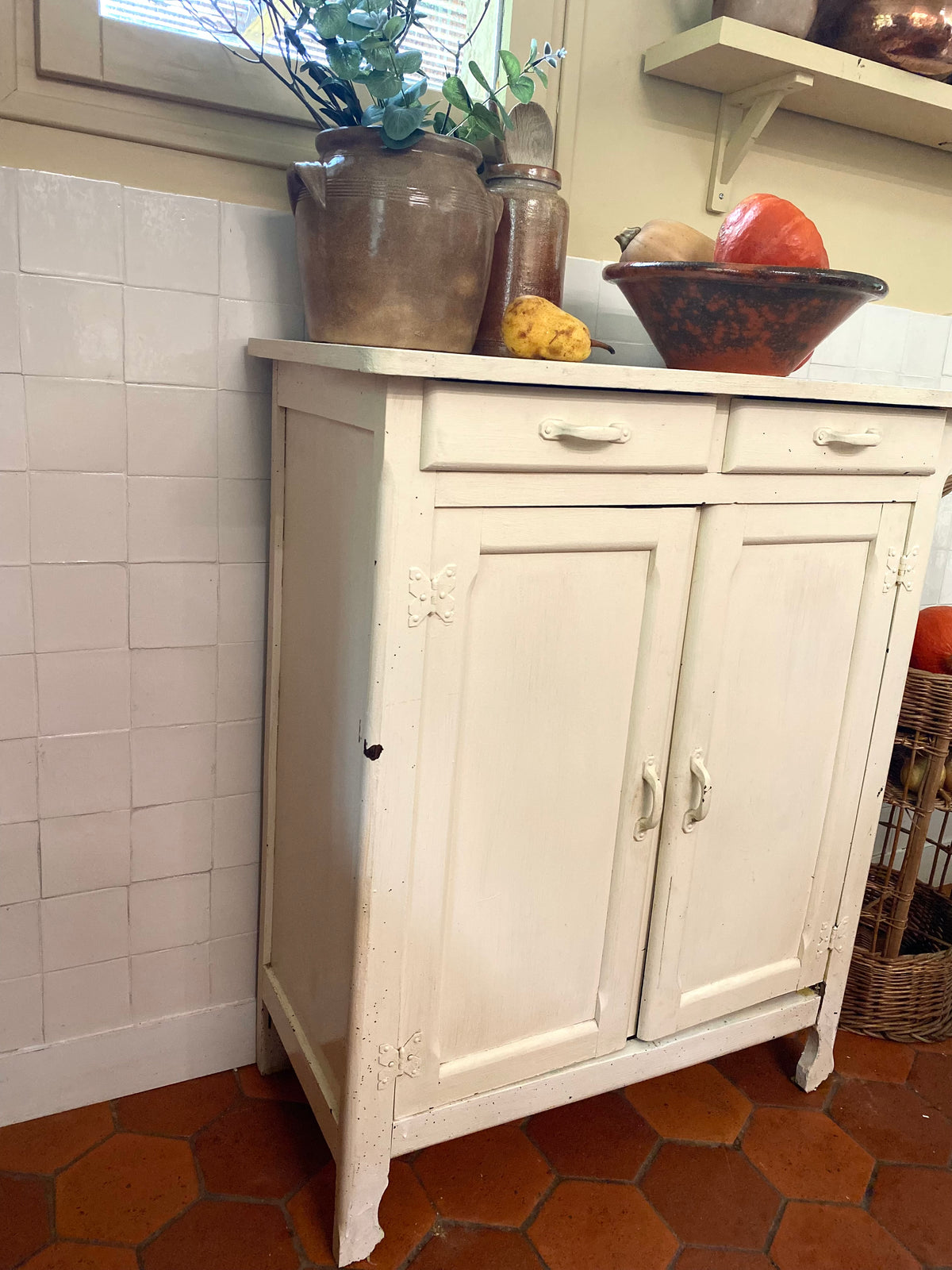 Petit buffet bas crème deux portes et deux tiroirs, début XXe