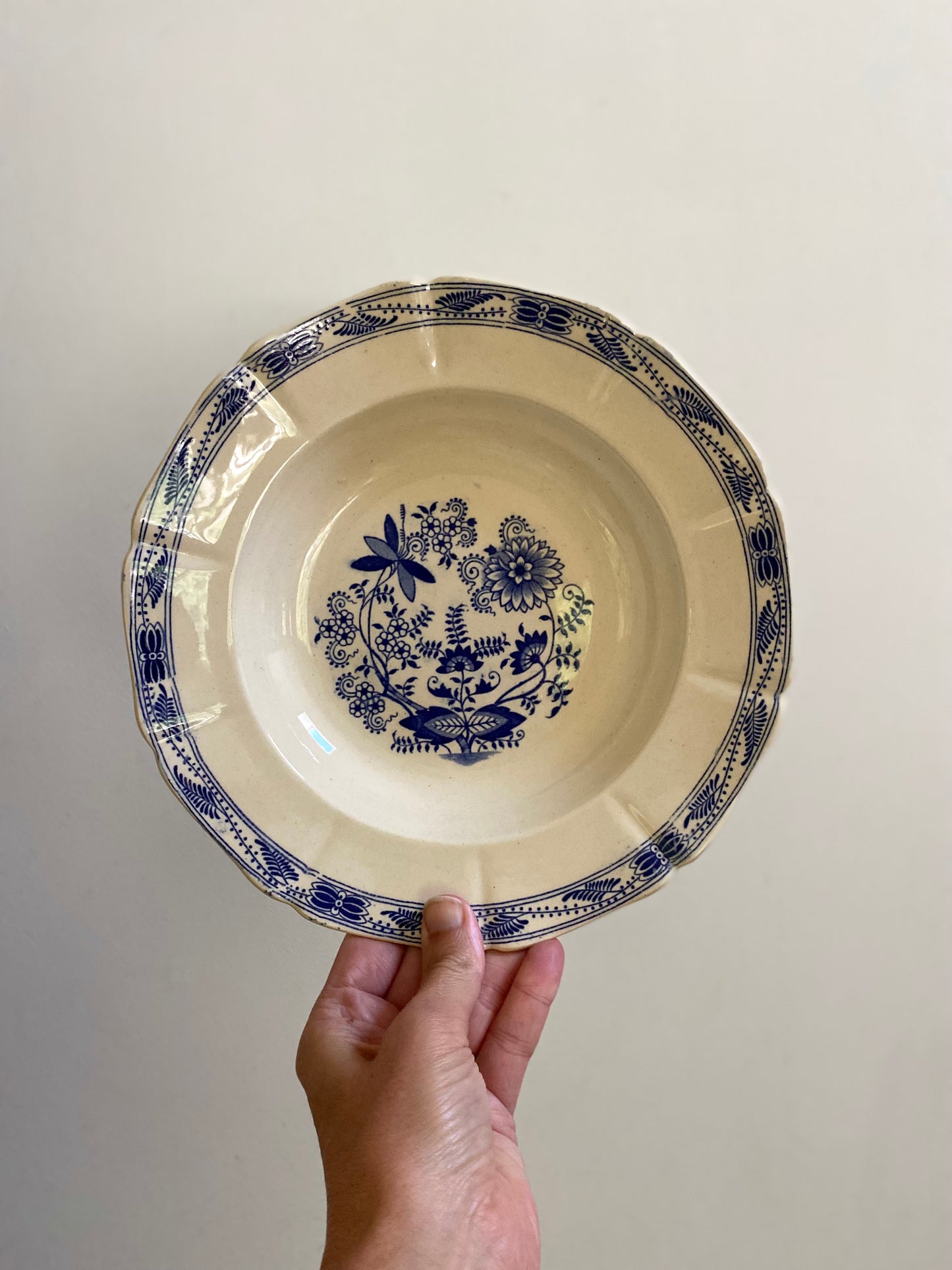 Assiettes creuses en faïence ancienne