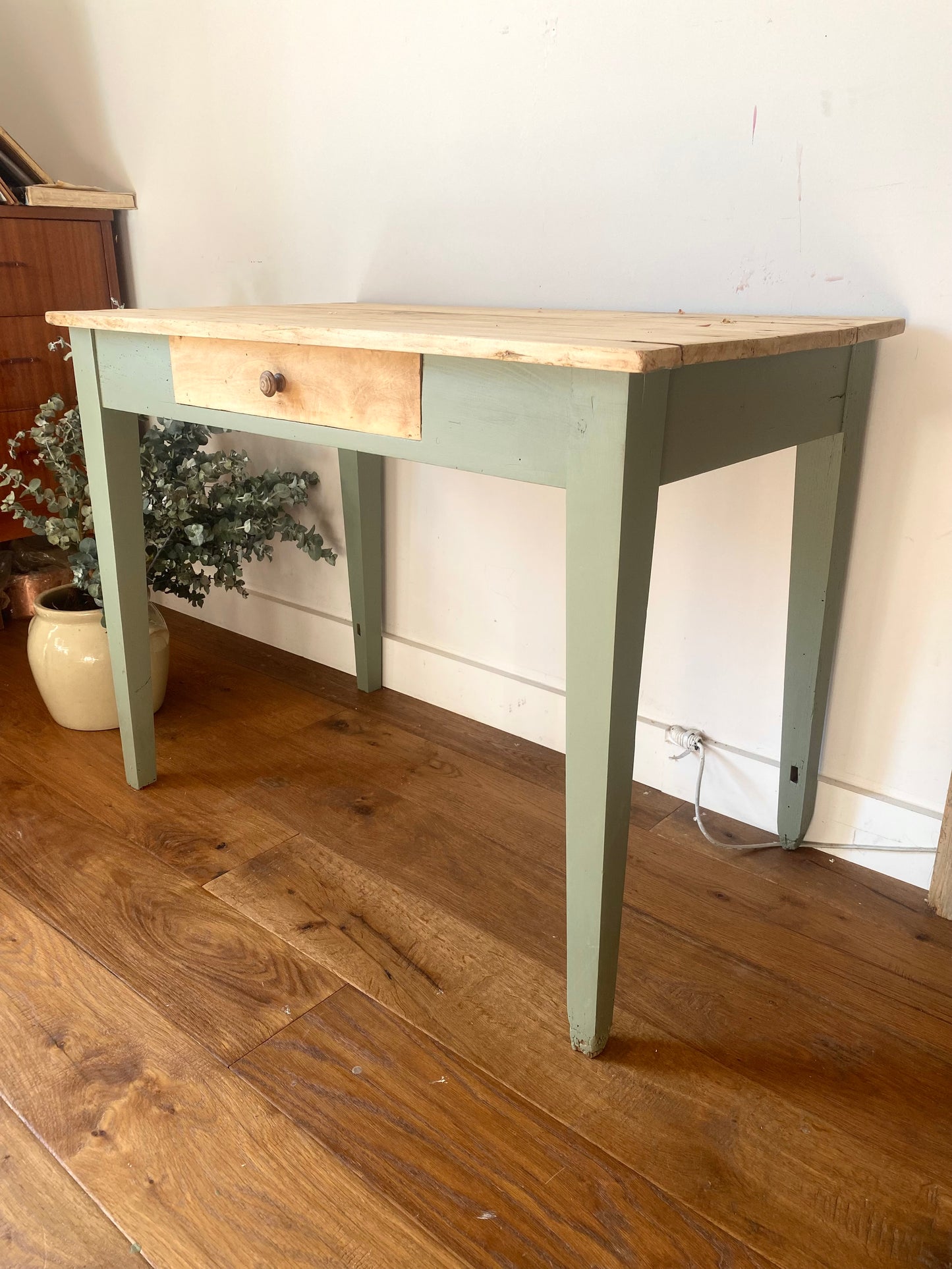 Bureau d’écolier en bois ancien rénové