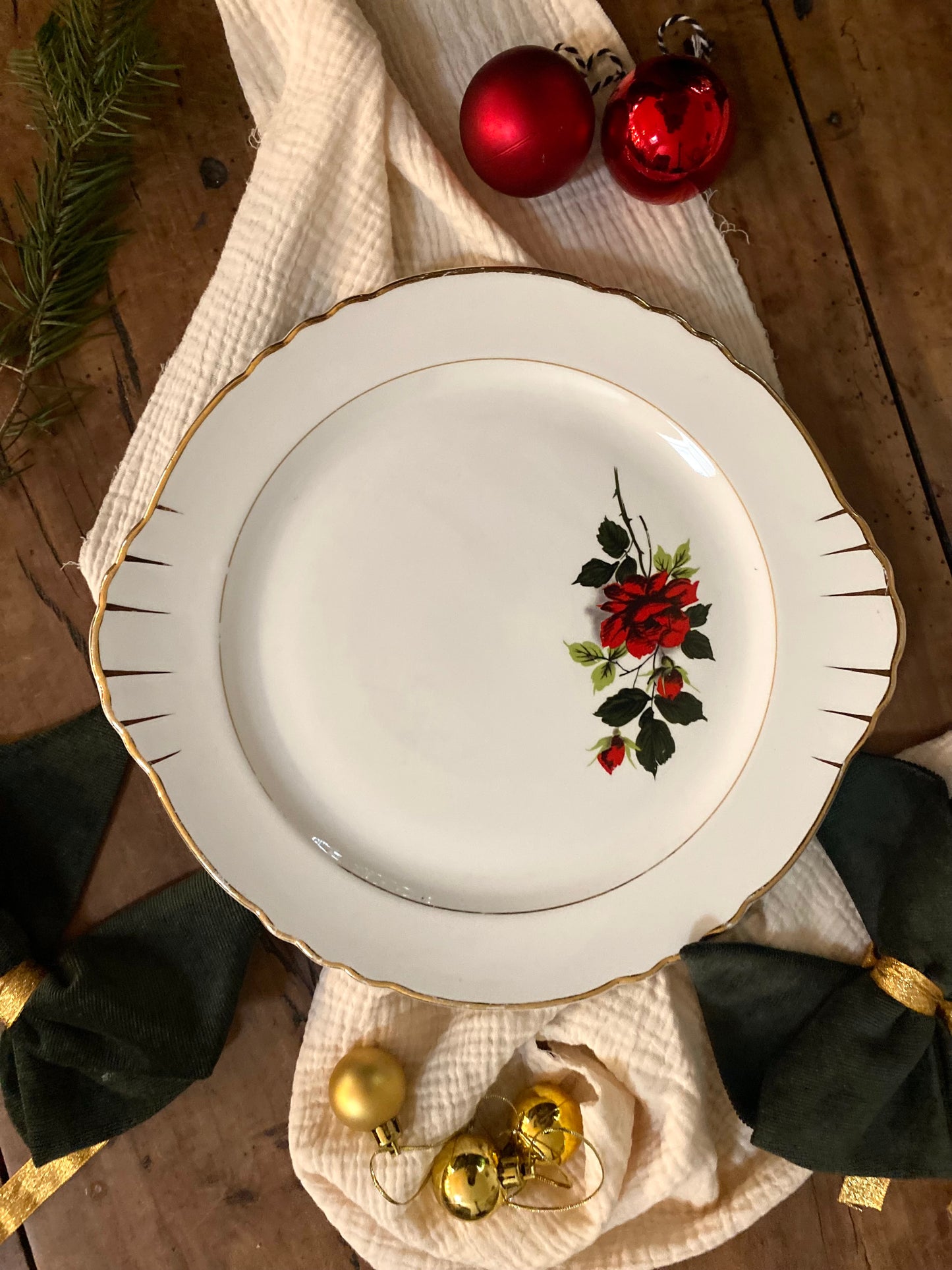 Plat de présentation en faïence ancienne