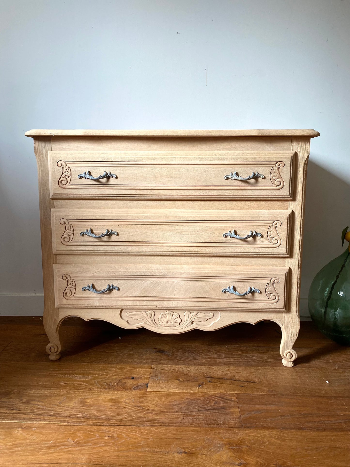 Commode de style à trois tiroirs en bois ancien rénové