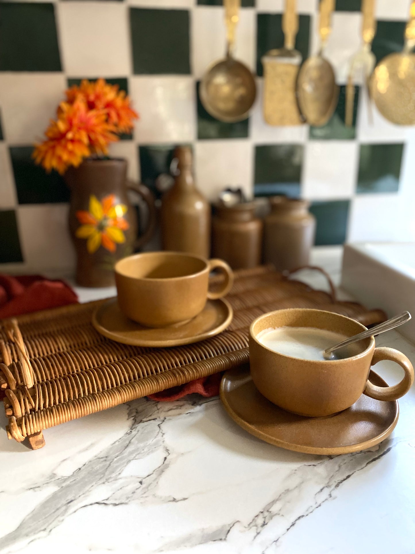 Duo de grandes tasses en grès ancien et leur plateau