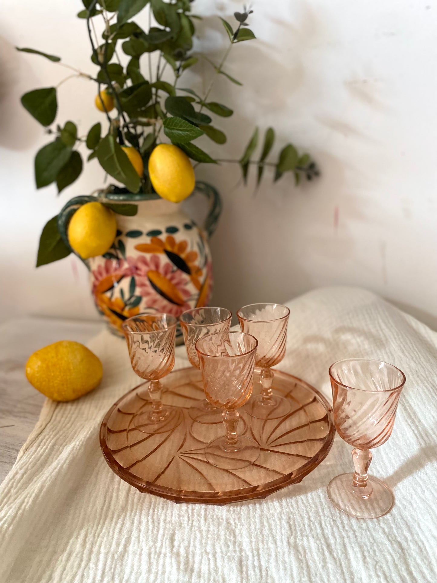 Service à liqueur en verre rose torsadé, 5 verres et plateau — vintage années 1930-1950