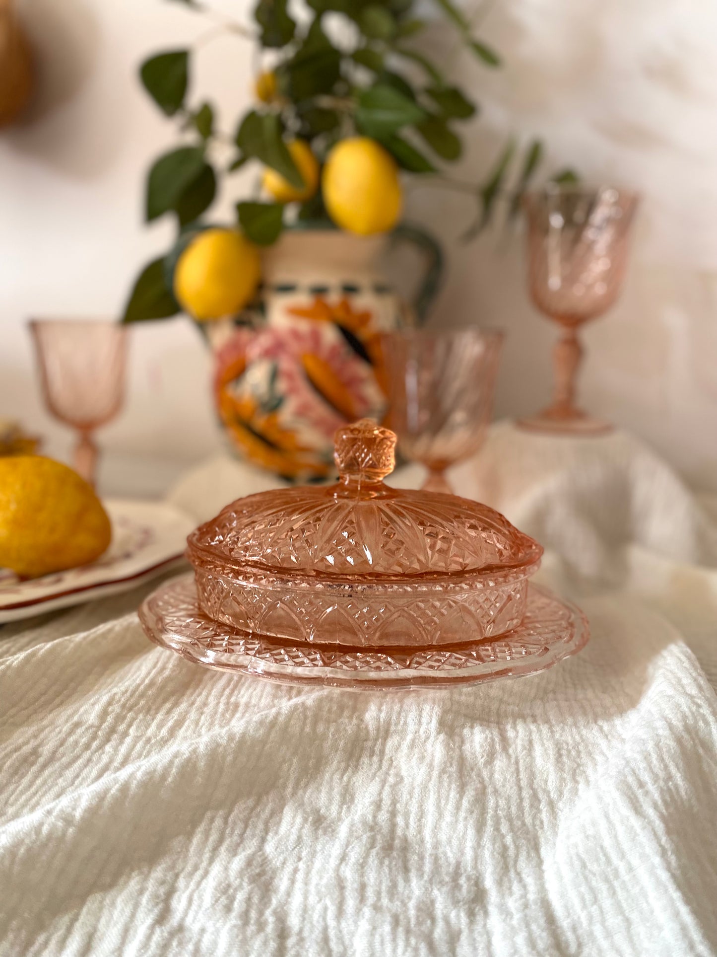 Beurrier ancien en verre pressé rose