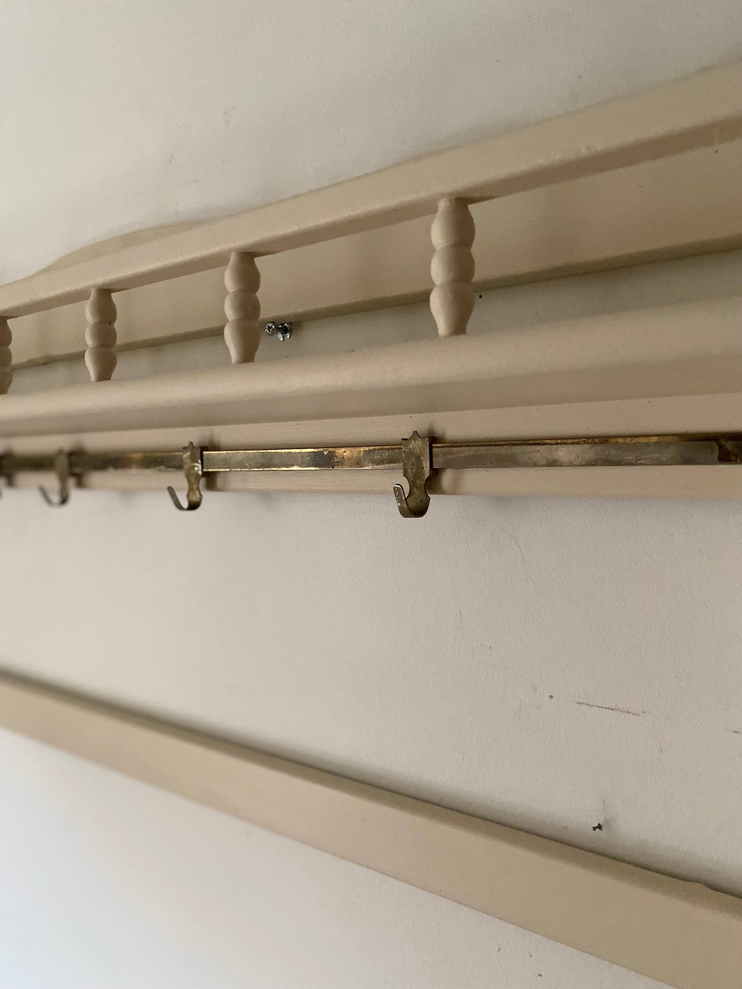 Étagère murale en bois ancien couleur crème