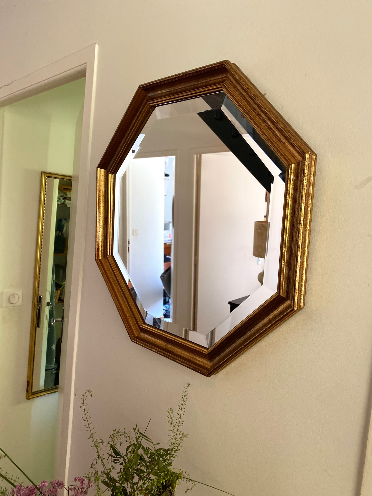 Miroir octogonal en bois doré, verre biseauté, années 70