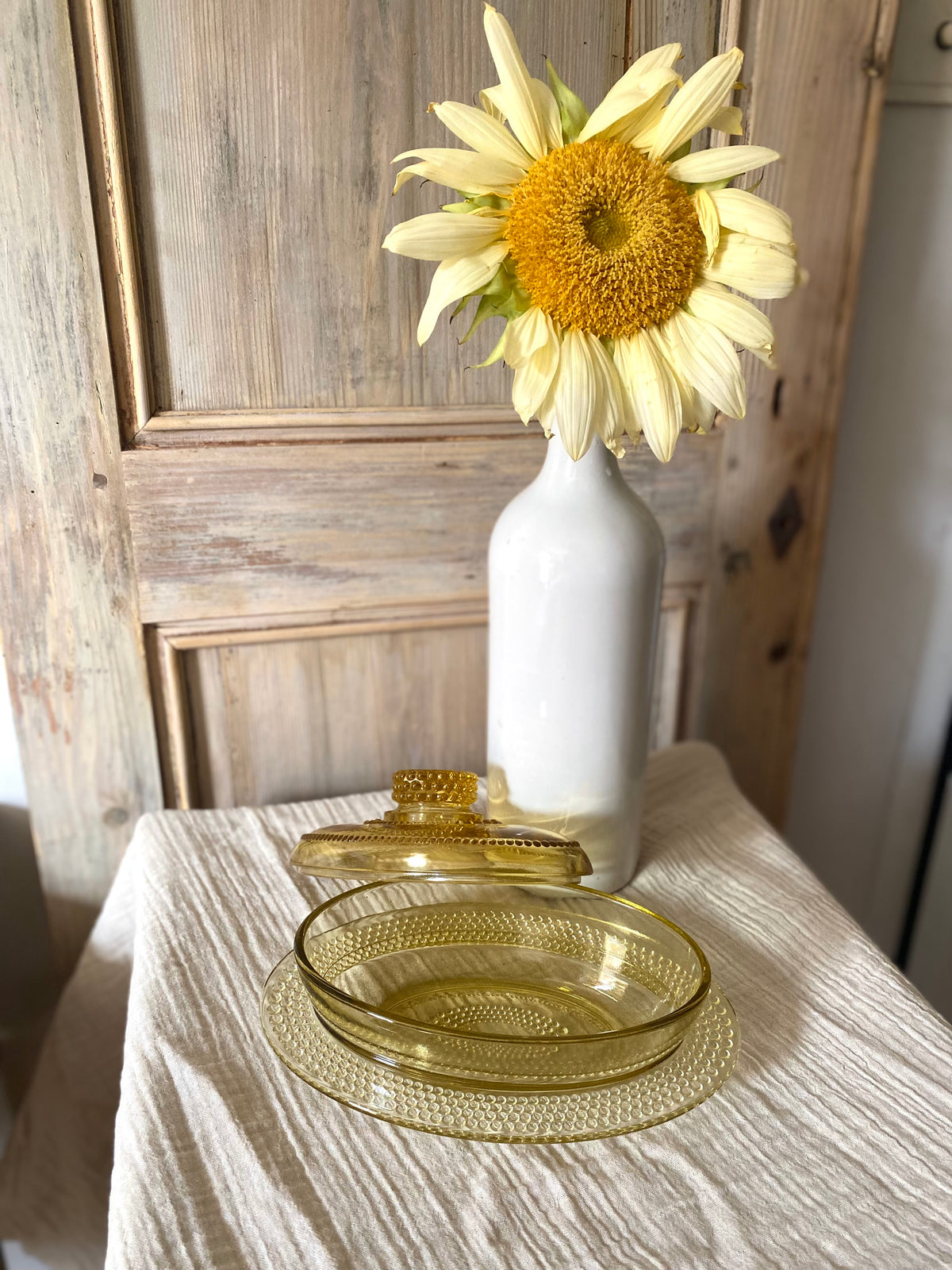 Beurrier ovale en verre ambré moulé, décor perlé - 1960