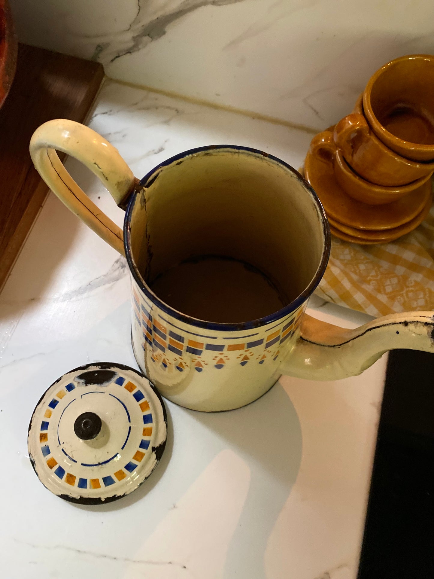 Cafetière 1930 en tôle émaillée