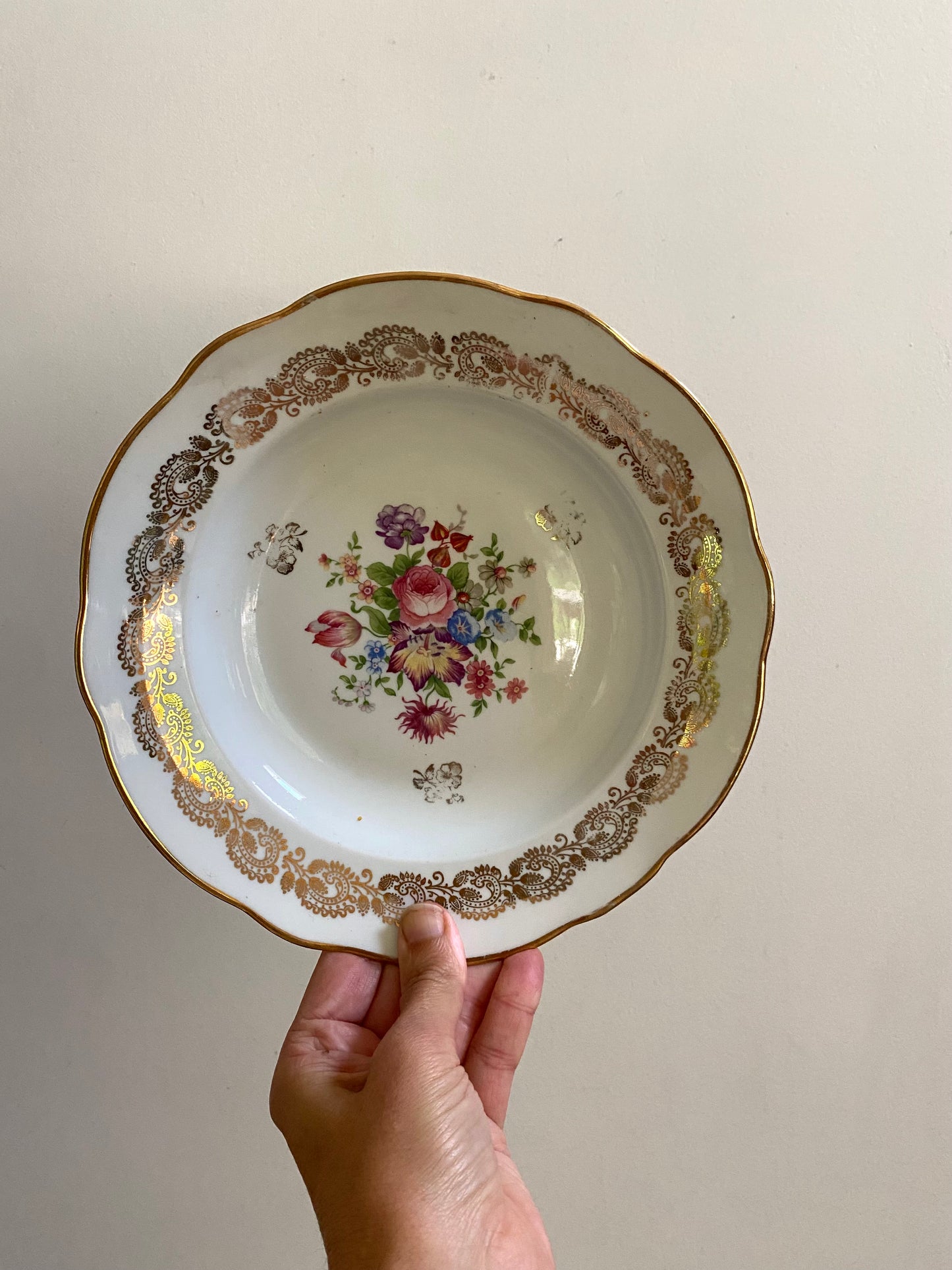 Assiettes creuses en faïence ancienne