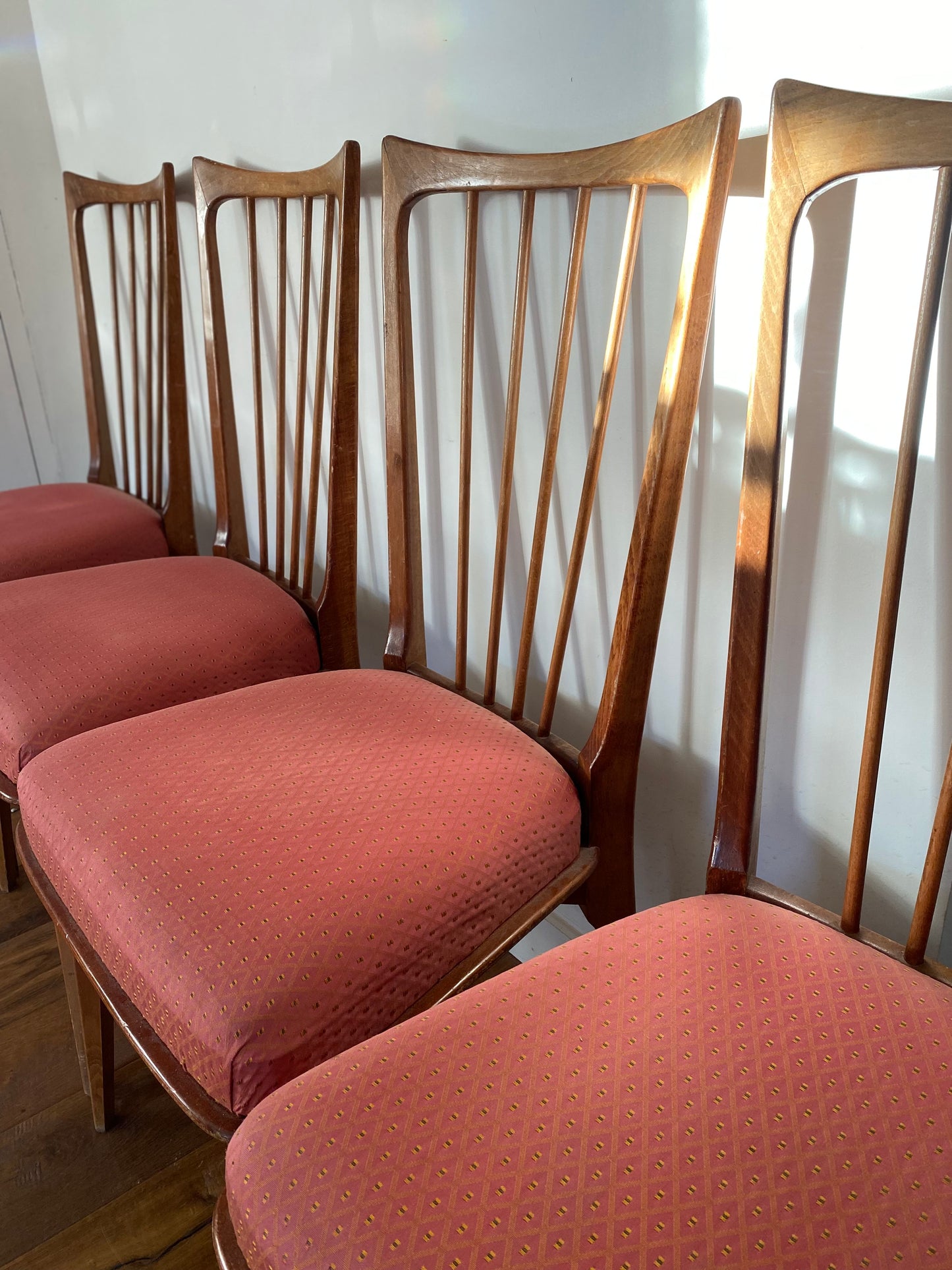 Quatre chaises scandinaves vintage en bois