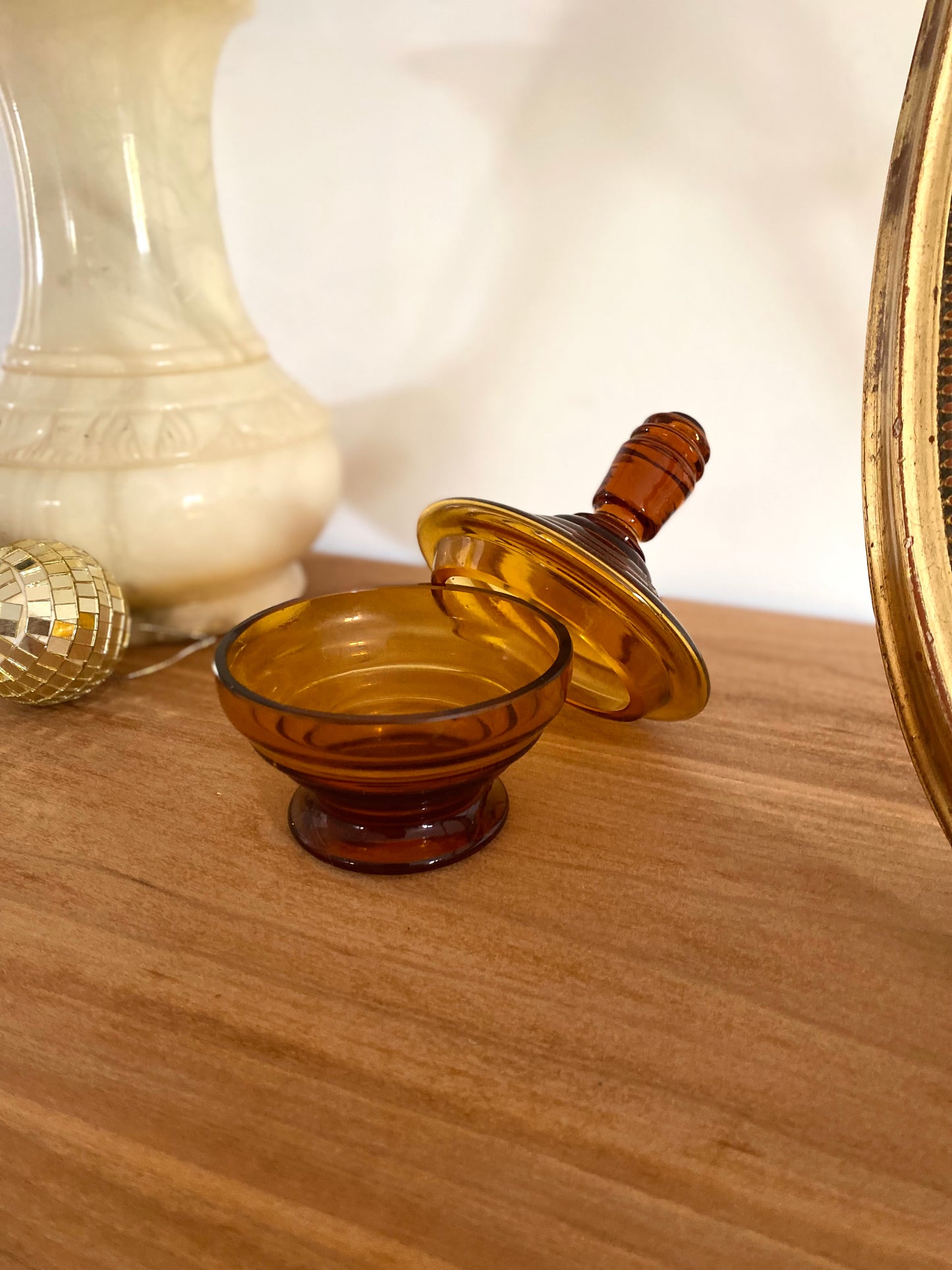 Petit pot à poudre en verre ambré vintage
