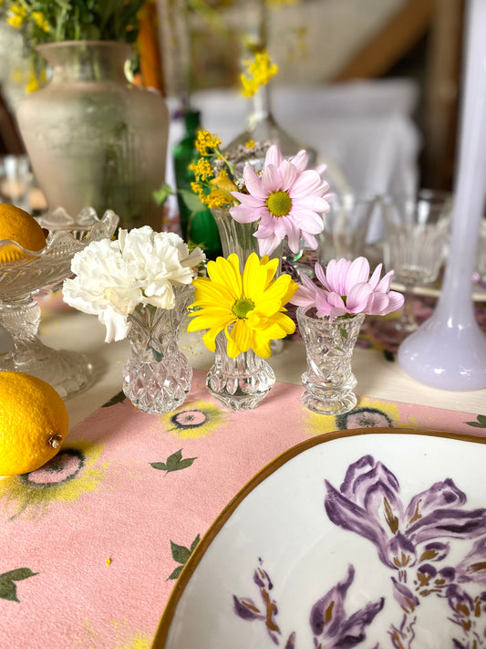 Trio de petits soliflores en cristal ciselé