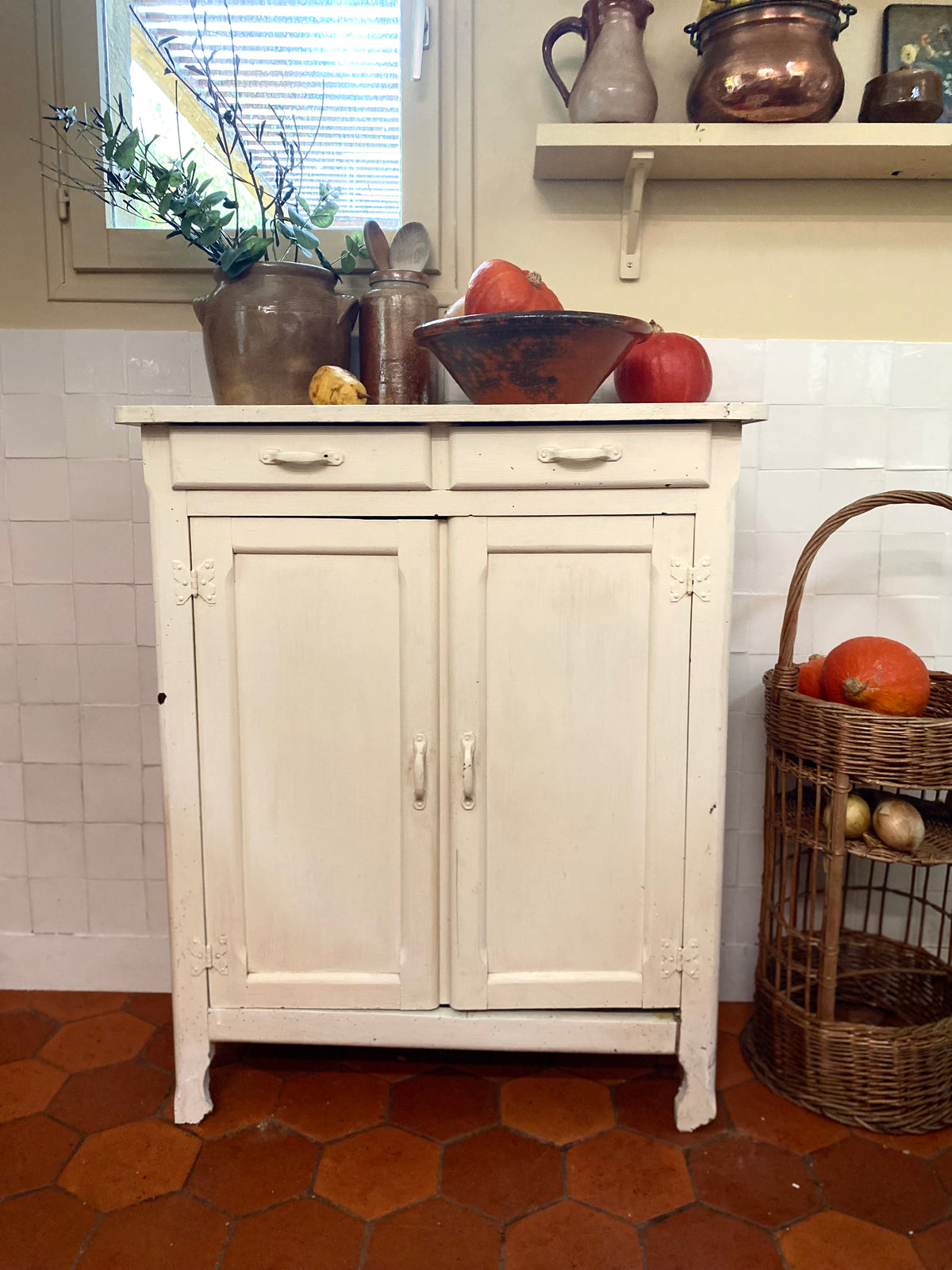 Petit buffet bas crème deux portes et deux tiroirs, début XXe